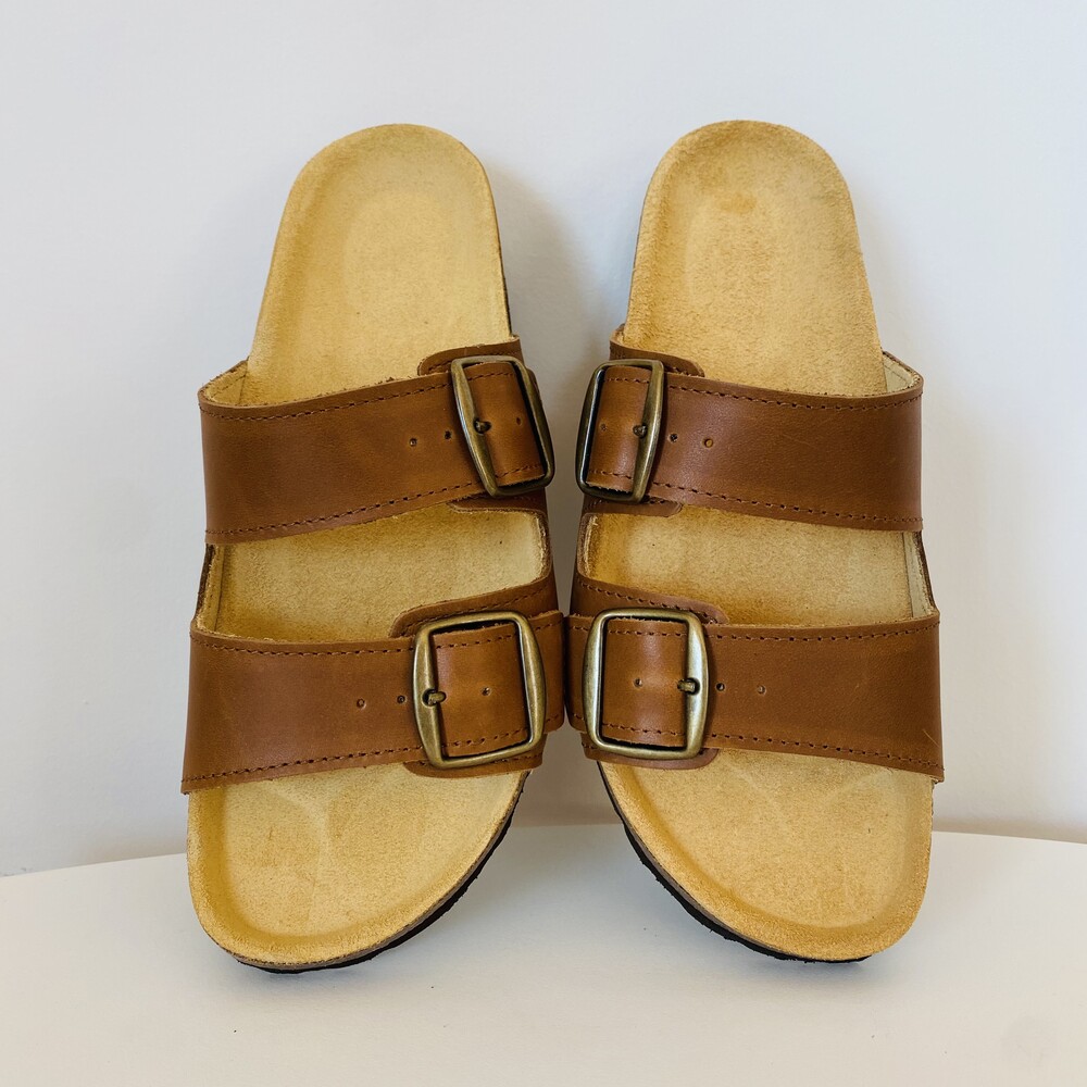 Sandálias de couro castanhas com duas fivelas metálicas