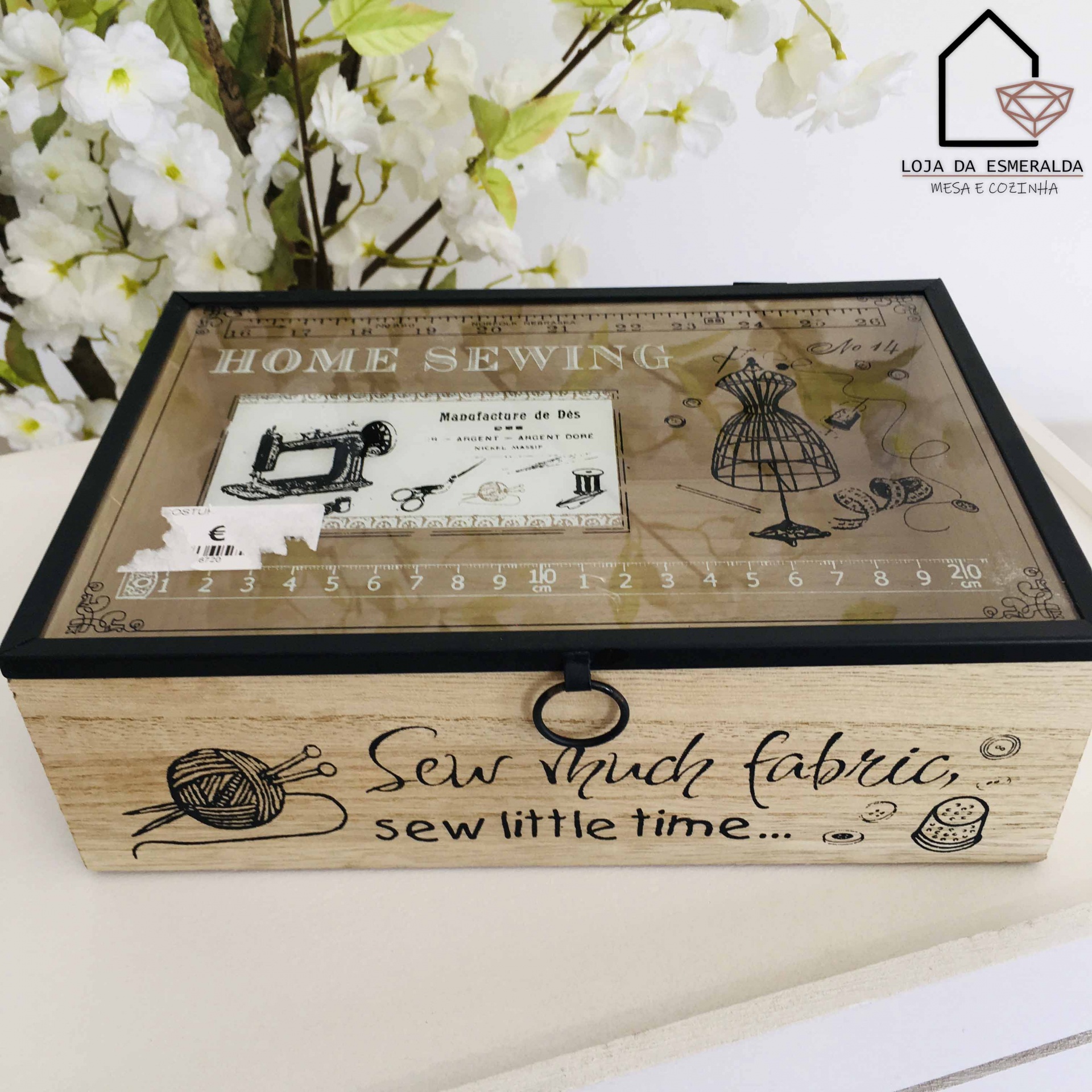 Caixa decorativa de madeira com temática de costura e tampa de vidro