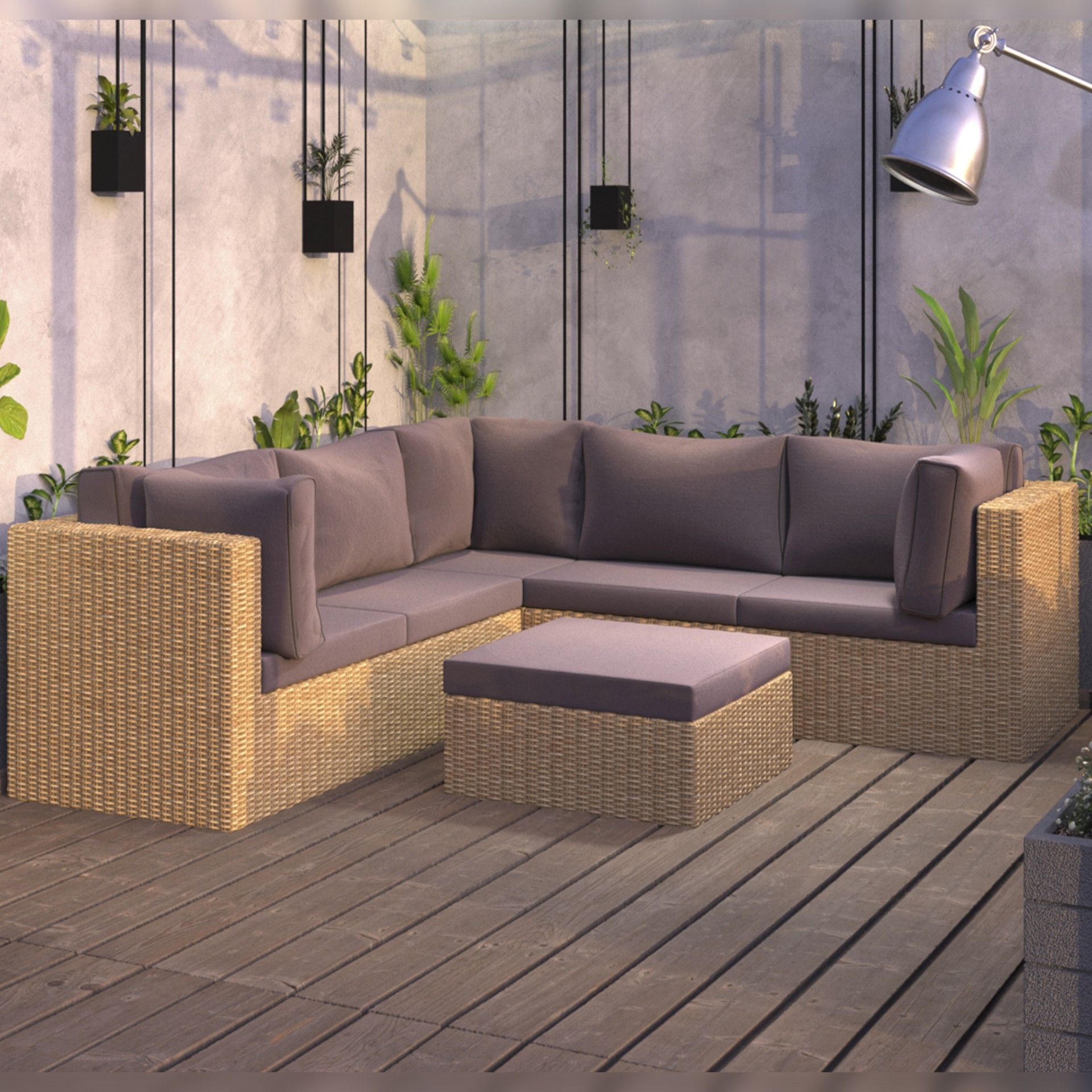 Sofá de canto exterior em vime natural com almofadas cinza e pufe, em área com chão de madeira e plantas