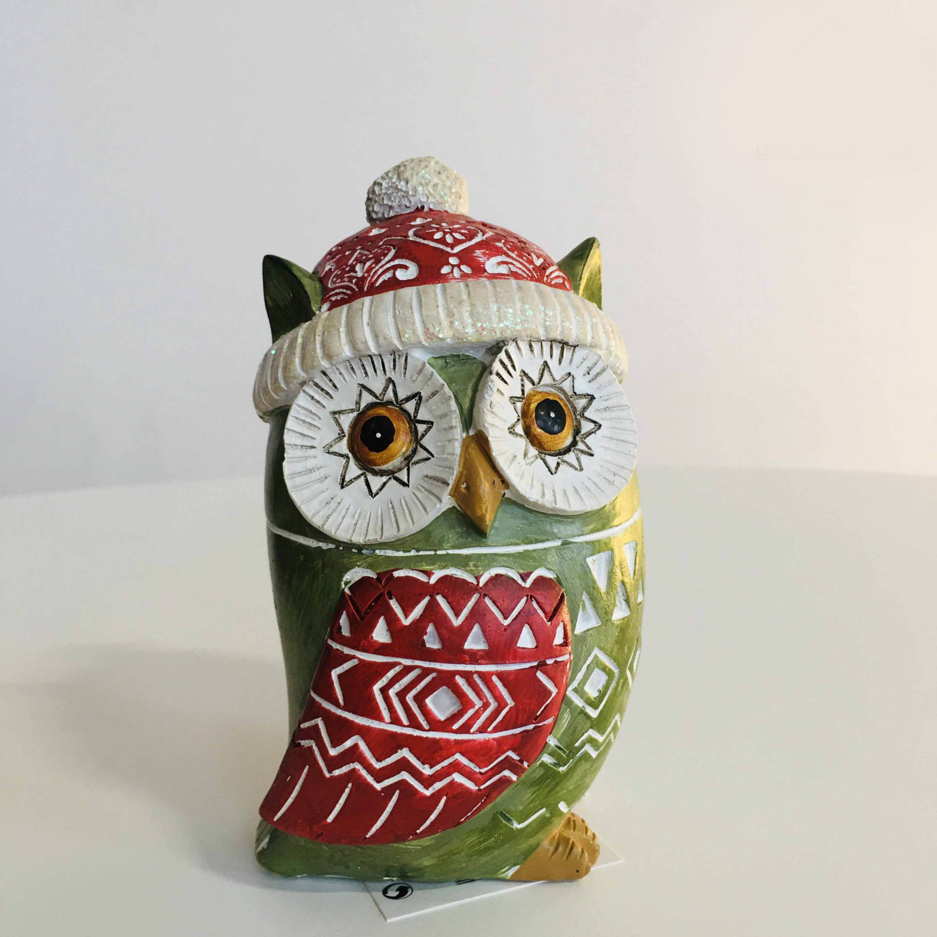 Estatueta decorativa de coruja com gorro natalício vermelha e branca