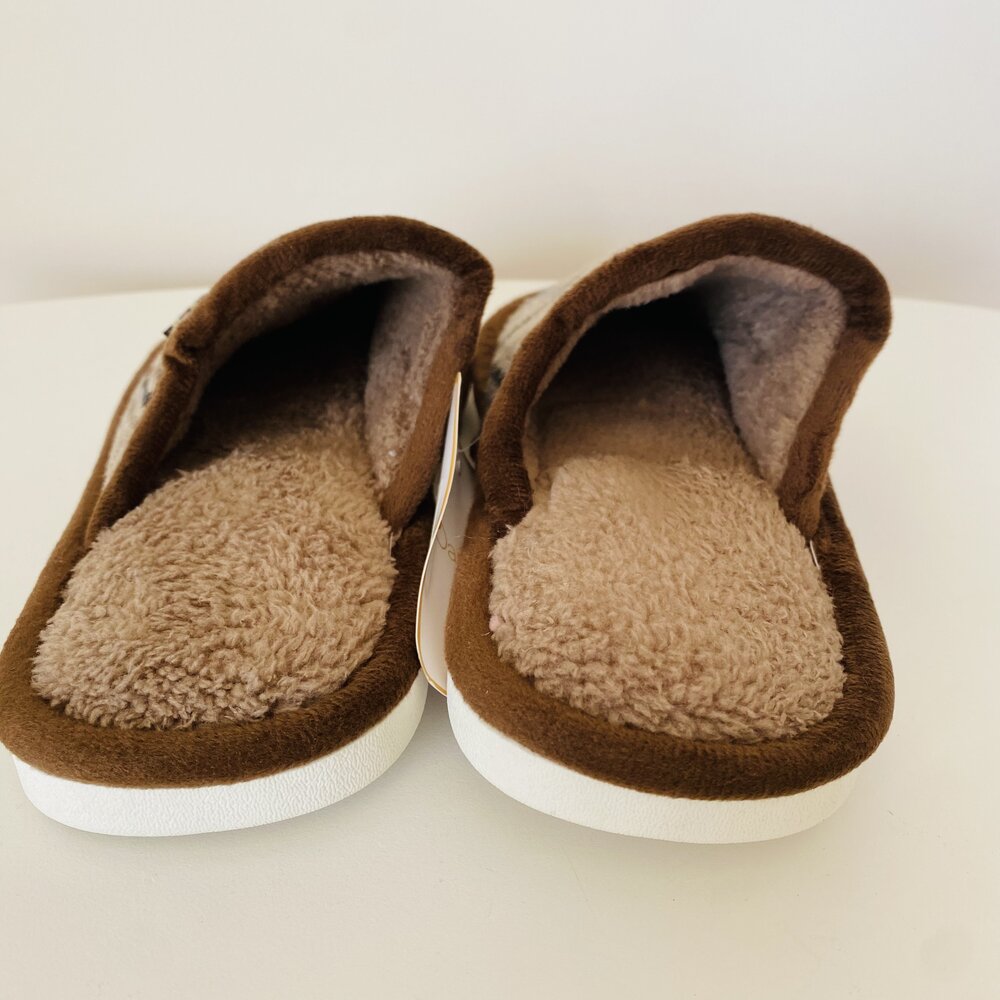 Chinelos castanhos com interior felpudo bege e sola branca