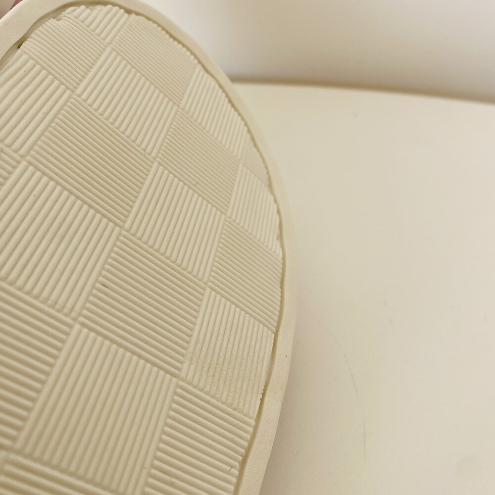 Sola de calçado bege com padrão quadriculado de textura em relevo