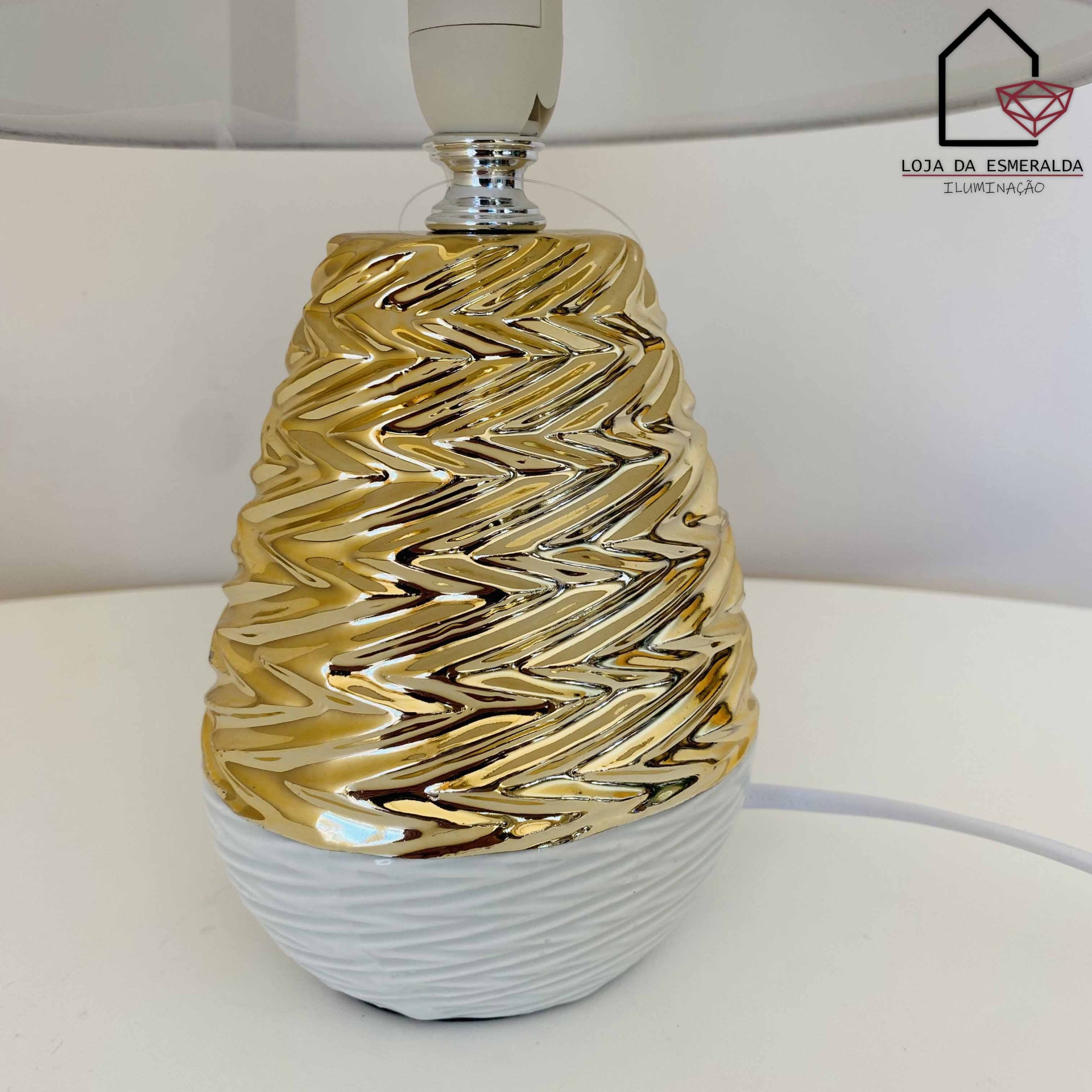 Candeeiro de mesa cerâmico dourado e branco com padrão texturizado e abajur branco