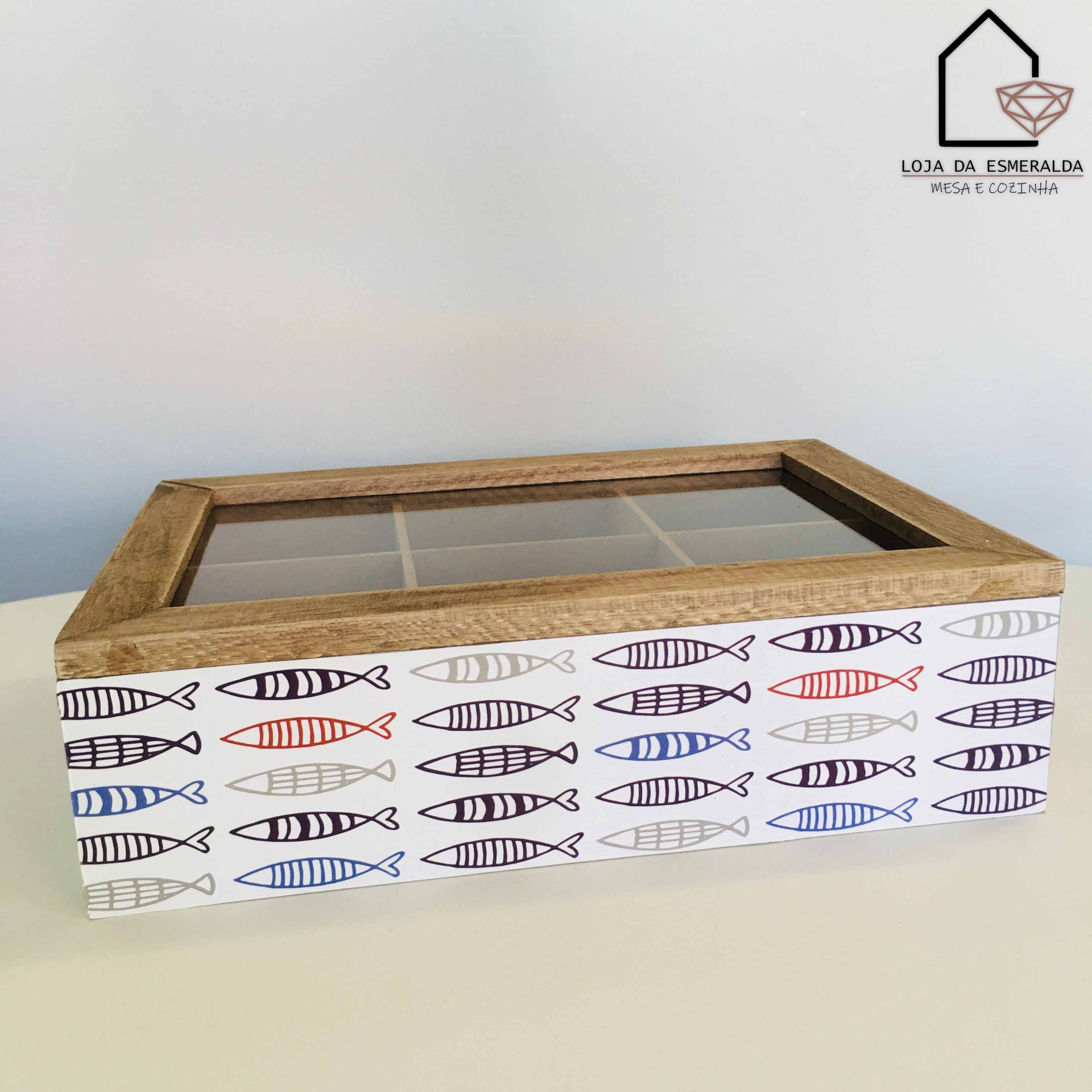 Caixa decorativa em madeira com tampa de vidro e decoração de peixes coloridos