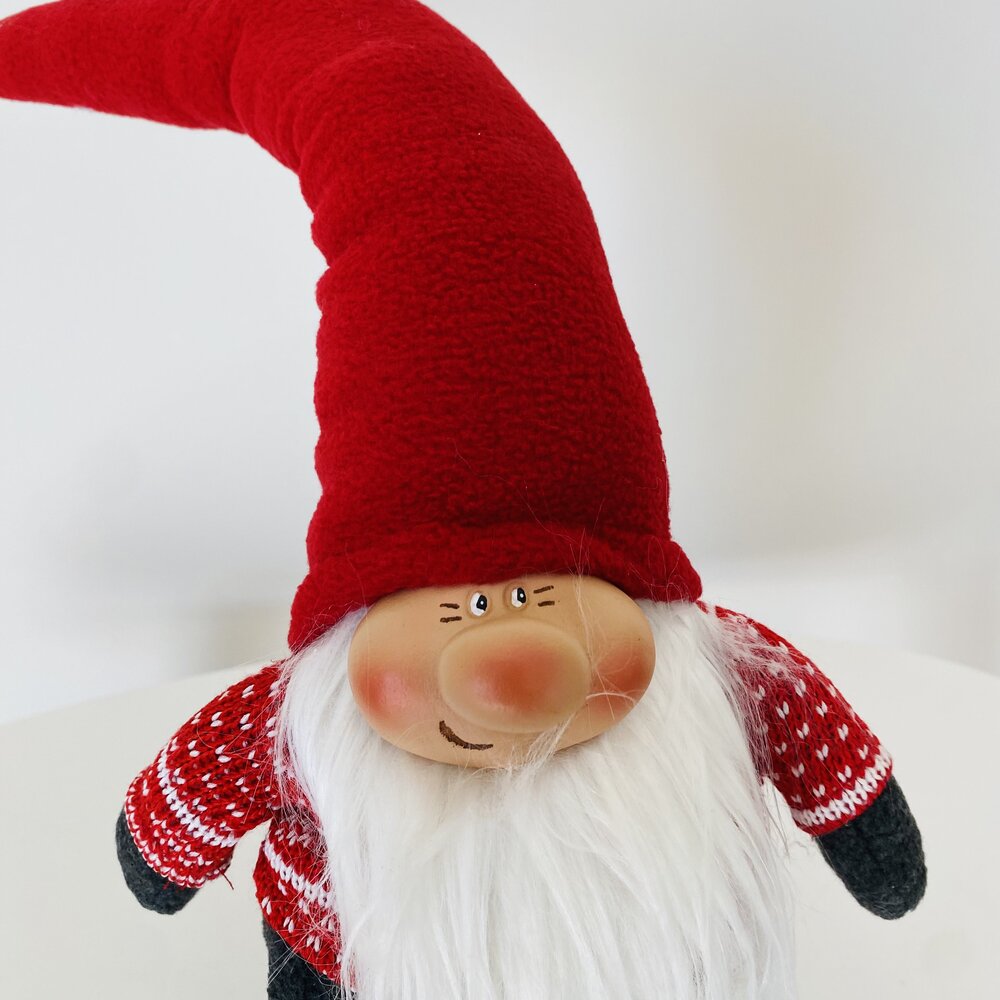 Gnomo decorativo com chapéu vermelho alto e casaco vermelho com padrão branco