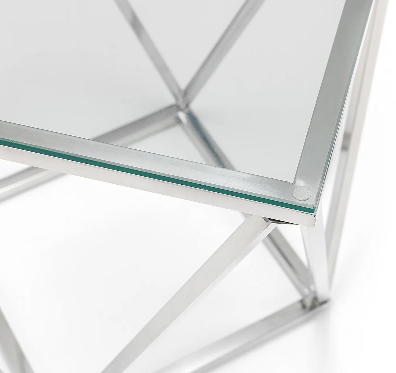 Mesa de vidro com estrutura metálica prateada geométrica