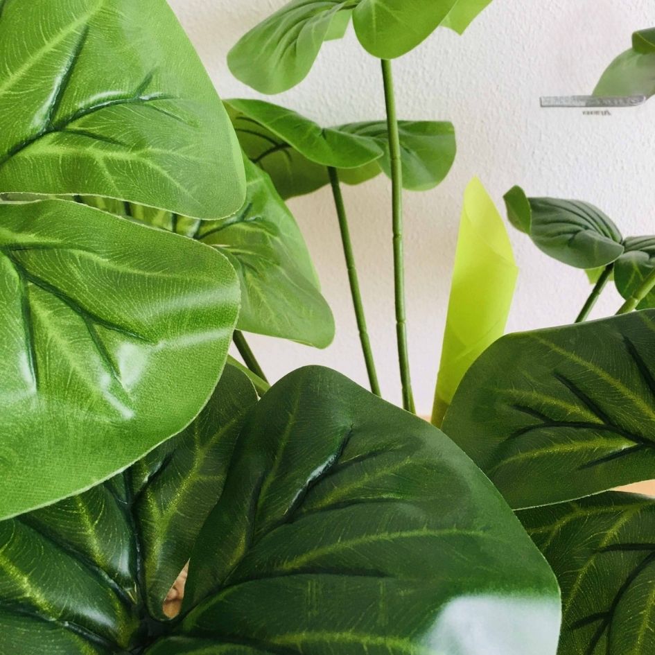 Plantas artificiais com folhas verdes em tons variados