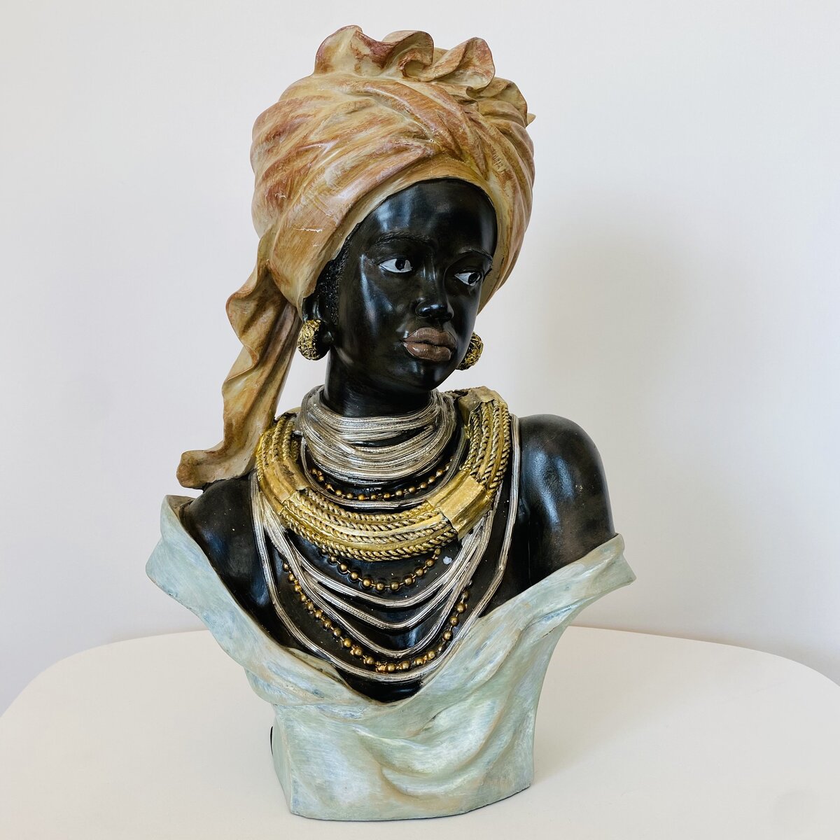 Busto decorativo feminino em resina com turbante castanho e colares dourados e prateados