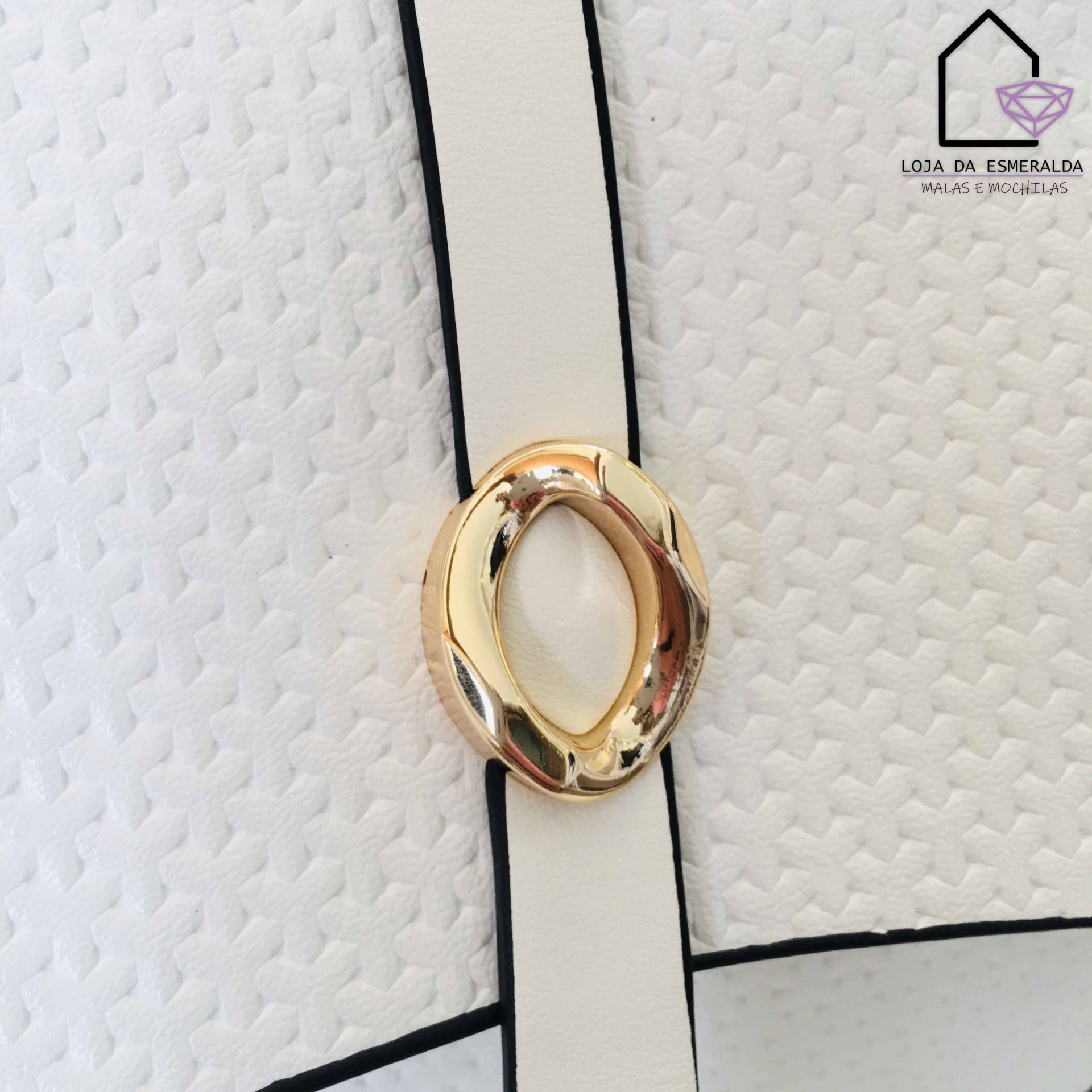 Bolsa branca com textura geométrica, fivela dourada e bordas pretas