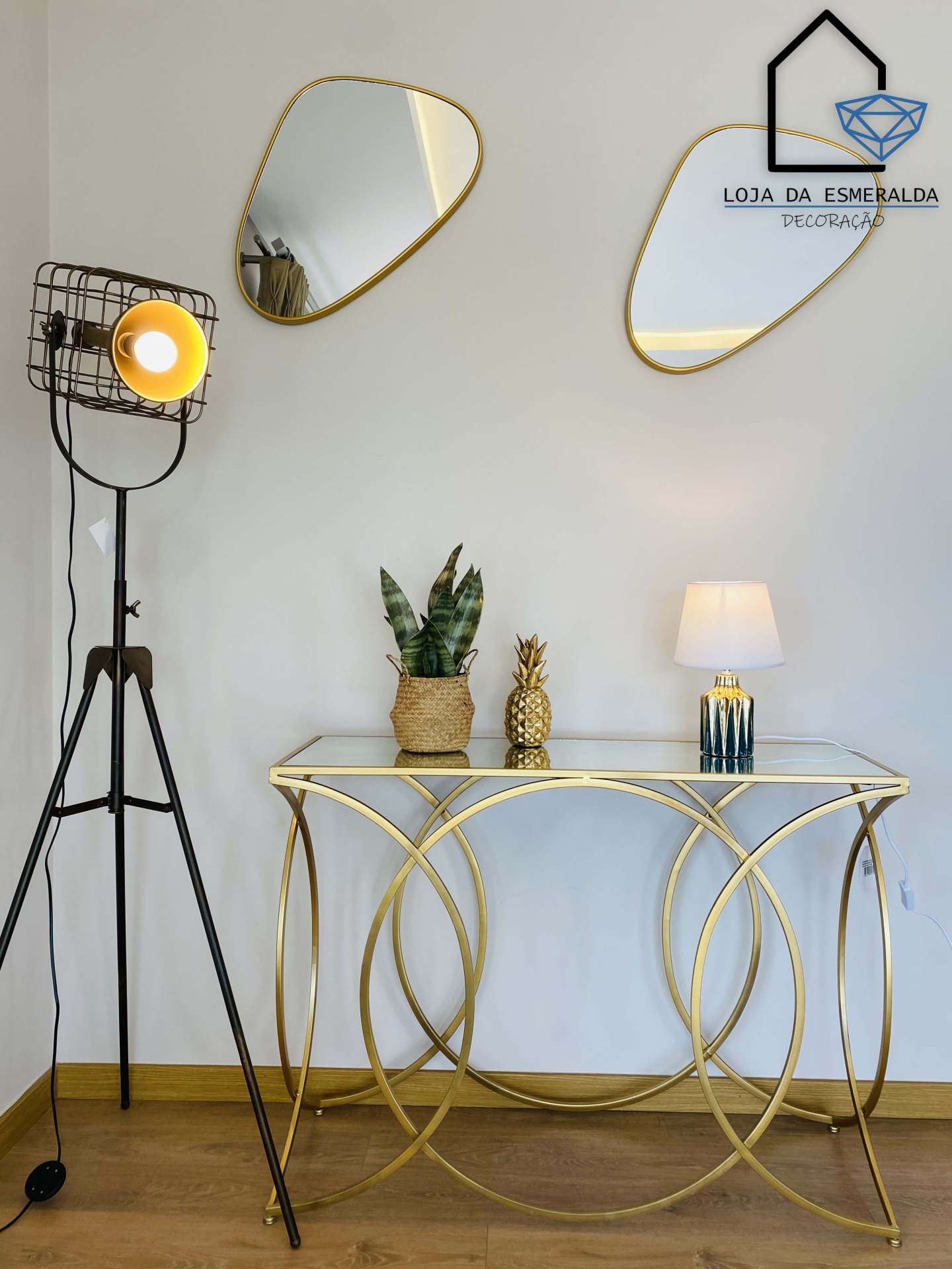 Conjunto decorativo com mesa dourada e tampo vidro, dois espelhos irregulares e candeeiro de pé preto