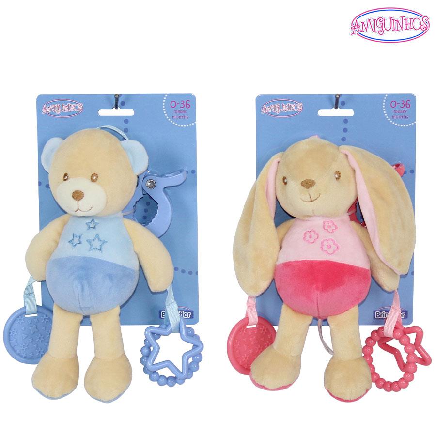 Dois brinquedos de peluche para bebés, urso azul e coelho rosa, com acessórios de plástico em cartão azul