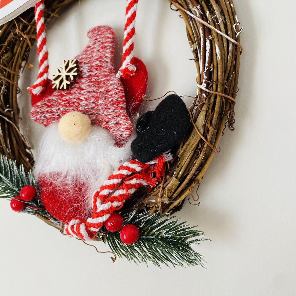 Guirlanda natalícia com gnomo decorativo e elementos naturais artificiais