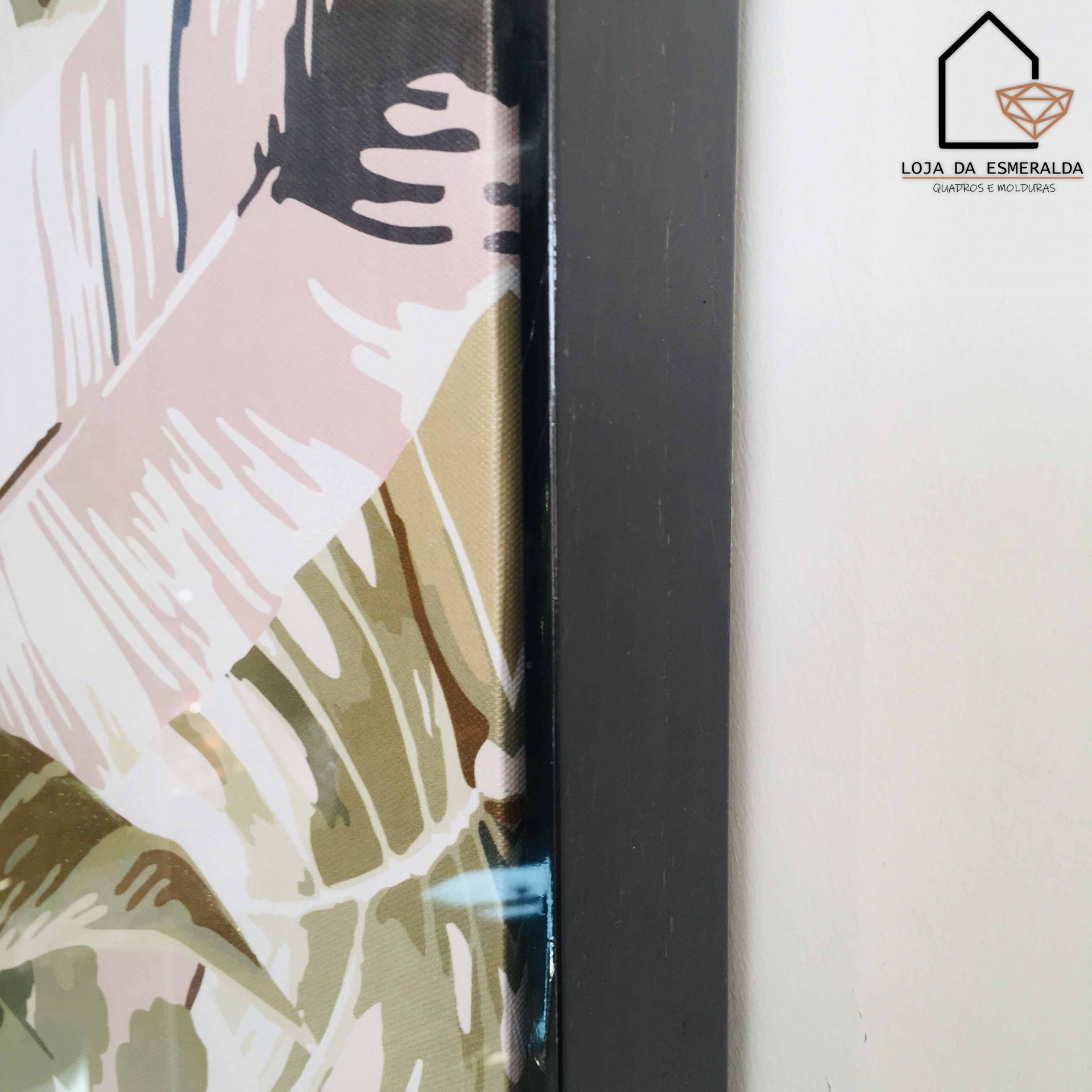 Tela pintada com formas abstratas rosa, bege, verde e branco, moldura preta e logotipo Loja da Esmeralda