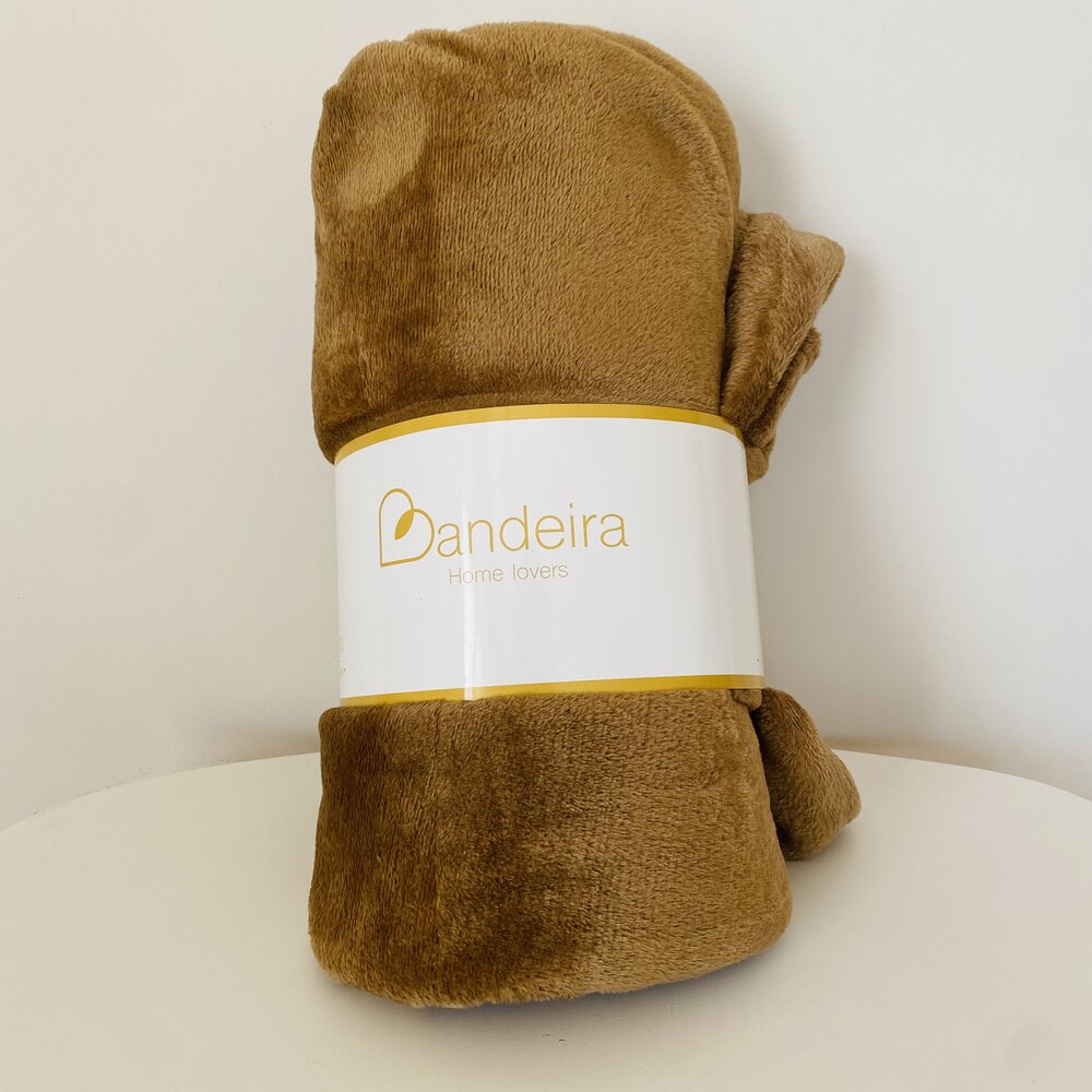 Manta castanha felpuda enrolada com etiqueta branca Dandeira Home Lovers