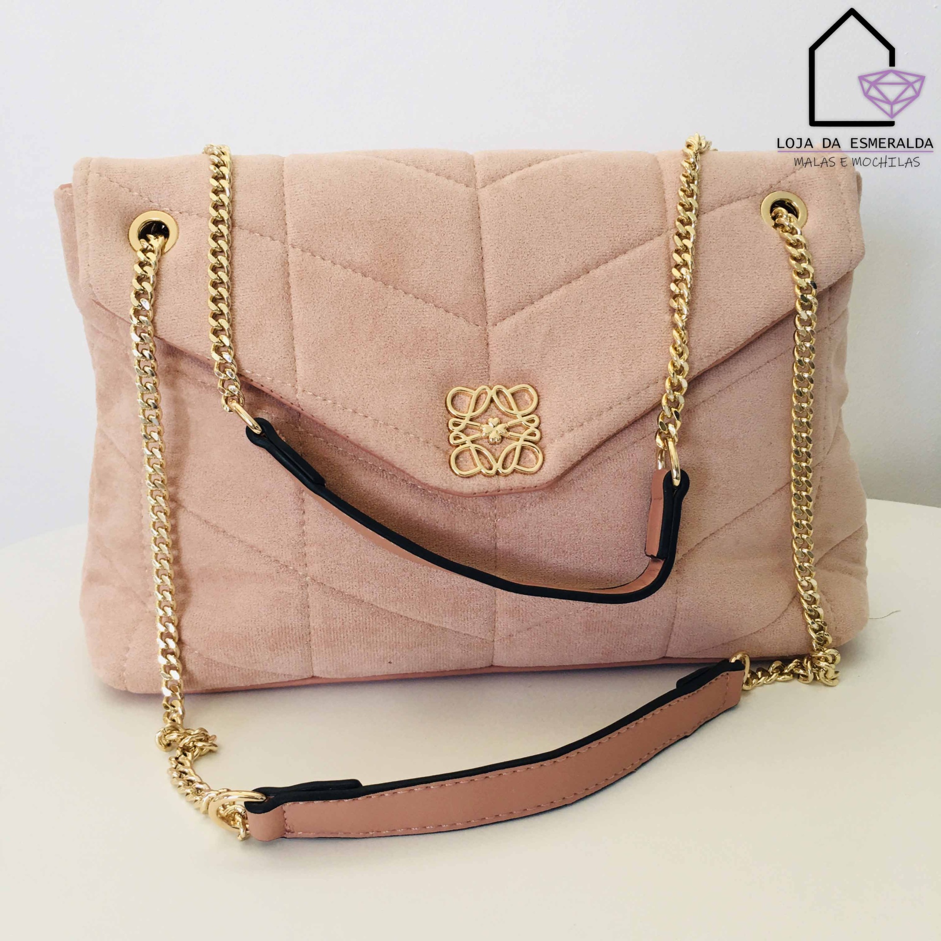Bolsa bege claro com corrente dourada e detalhe decorativo dourado