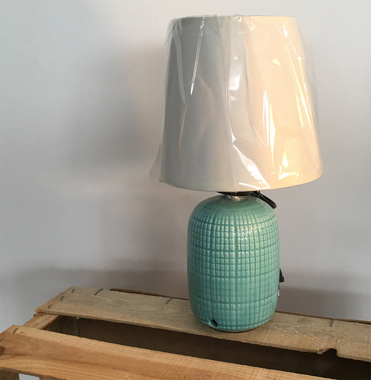 Candeeiro de mesa com base cerâmica verde azulada e abat-jour branco em plástico