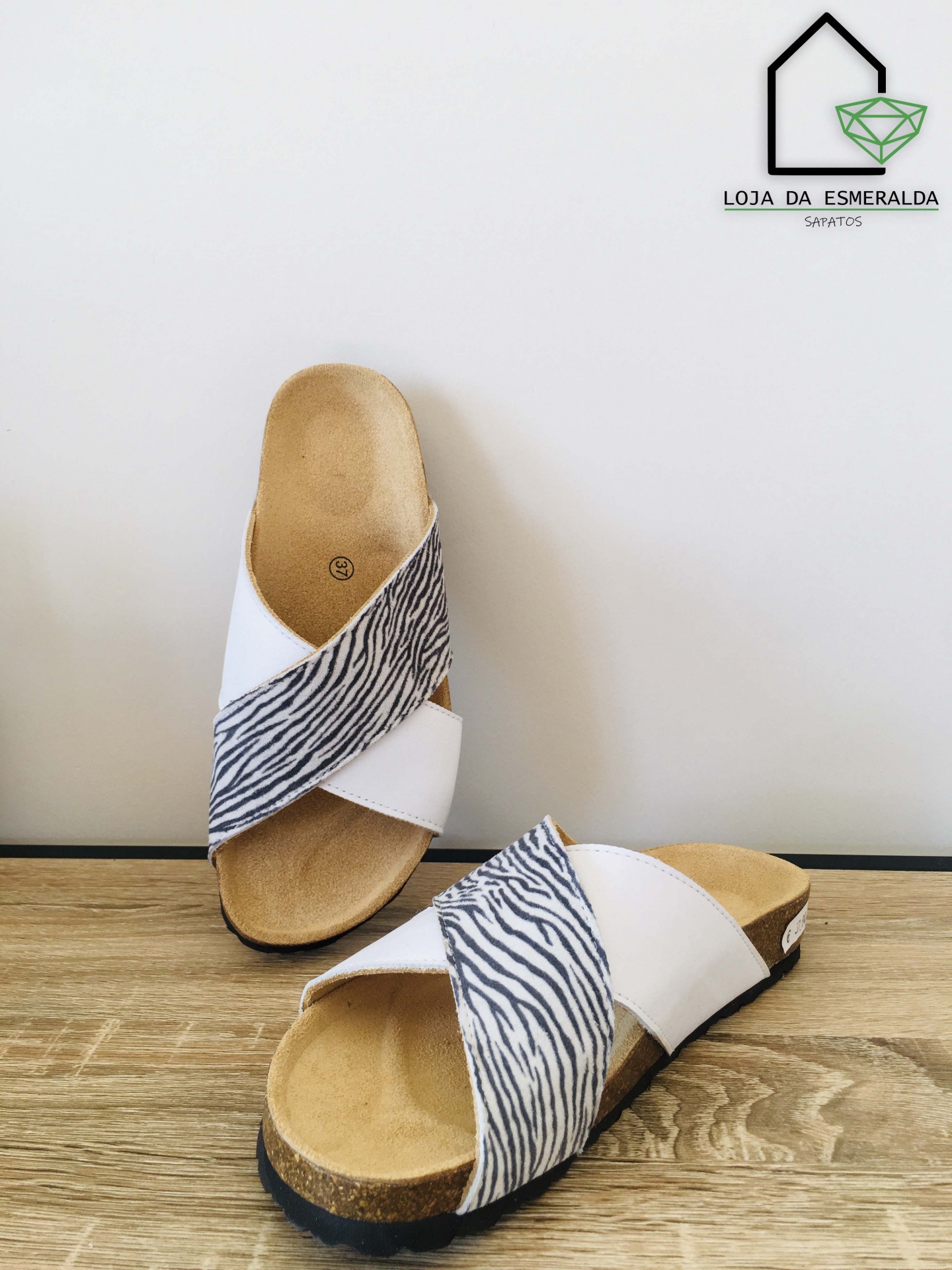 sandálias com tiras cruzadas branco e zebra