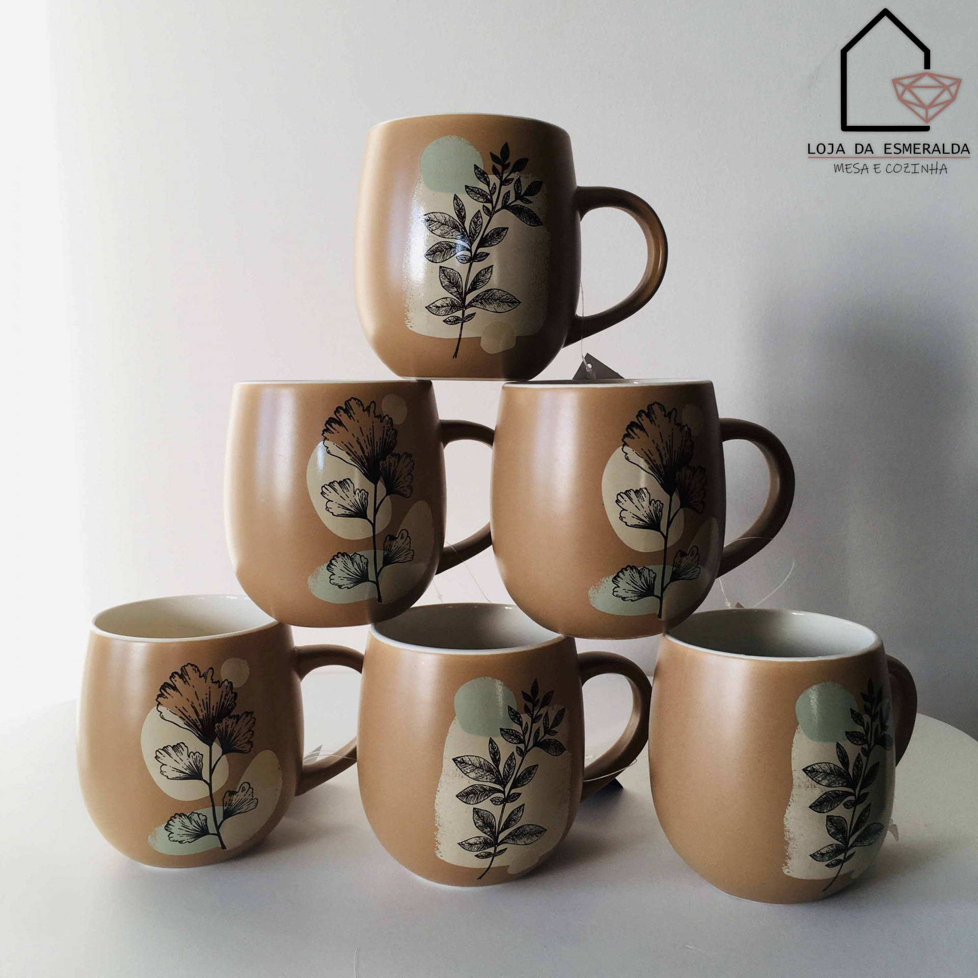 Seis canecas castanhas com padrões florais sobre superfície branca
