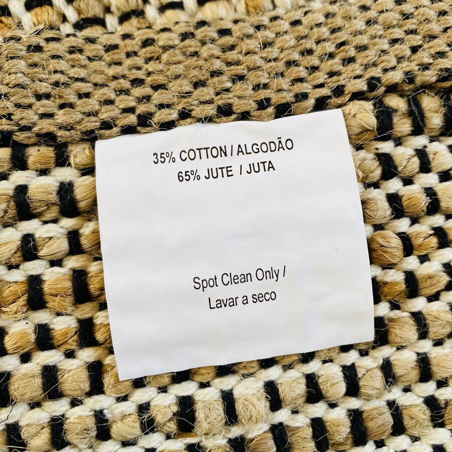 Etiqueta com composição e instruções de limpeza em tecido tricotado