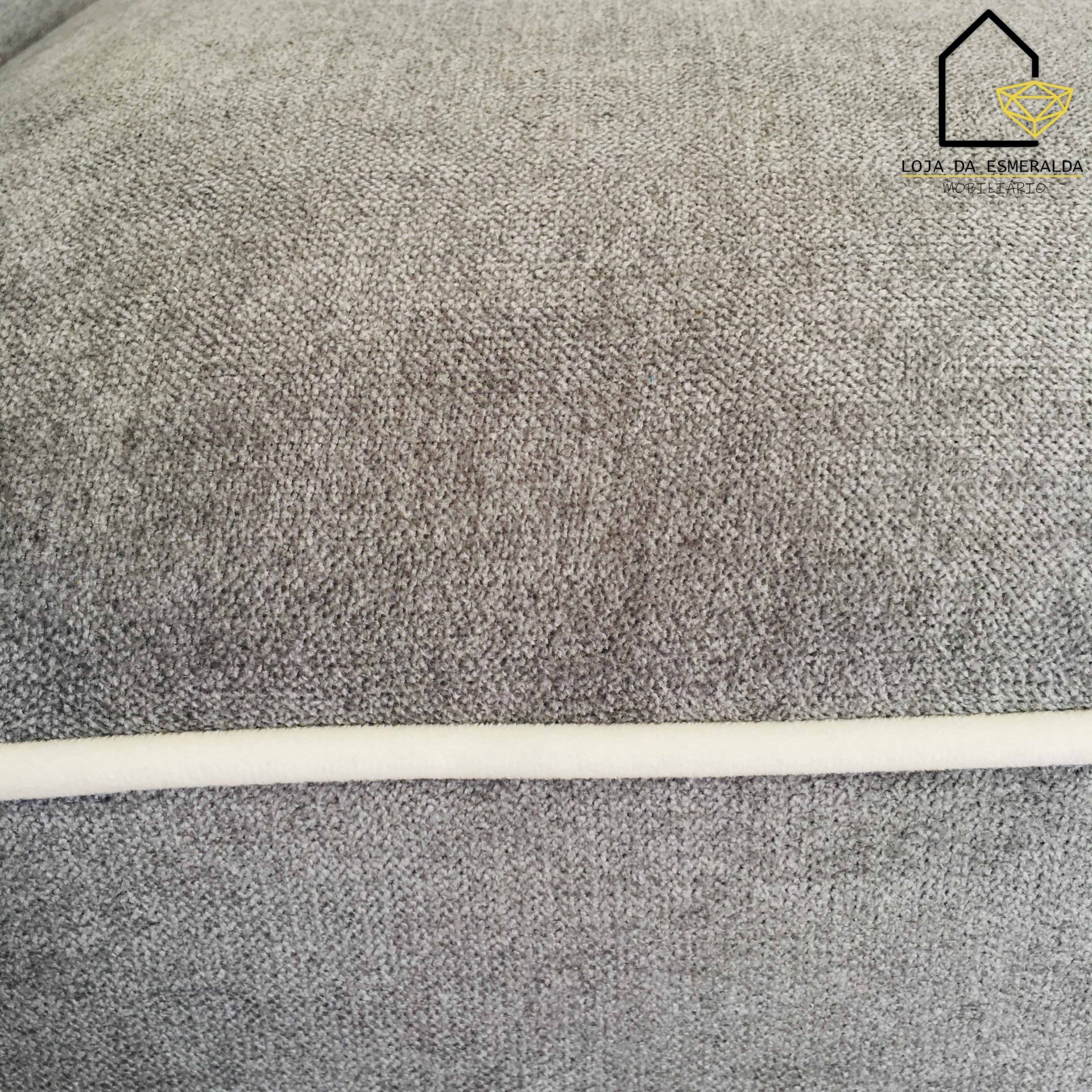 tecido cinzento com faixa branca horizontal