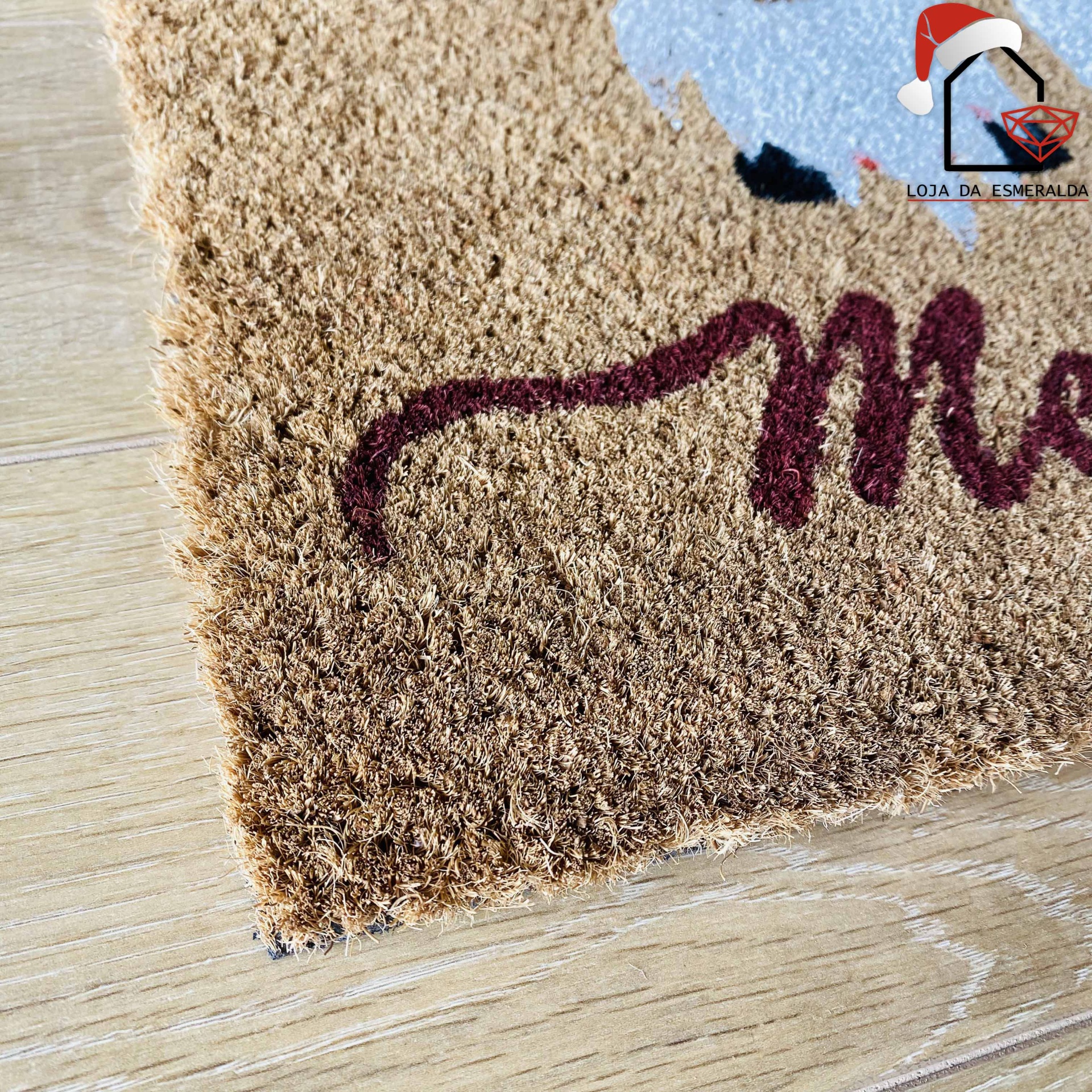 Tapete castanho claro com desenho azul e vermelho e texto 'Me' sobre chão de madeira.