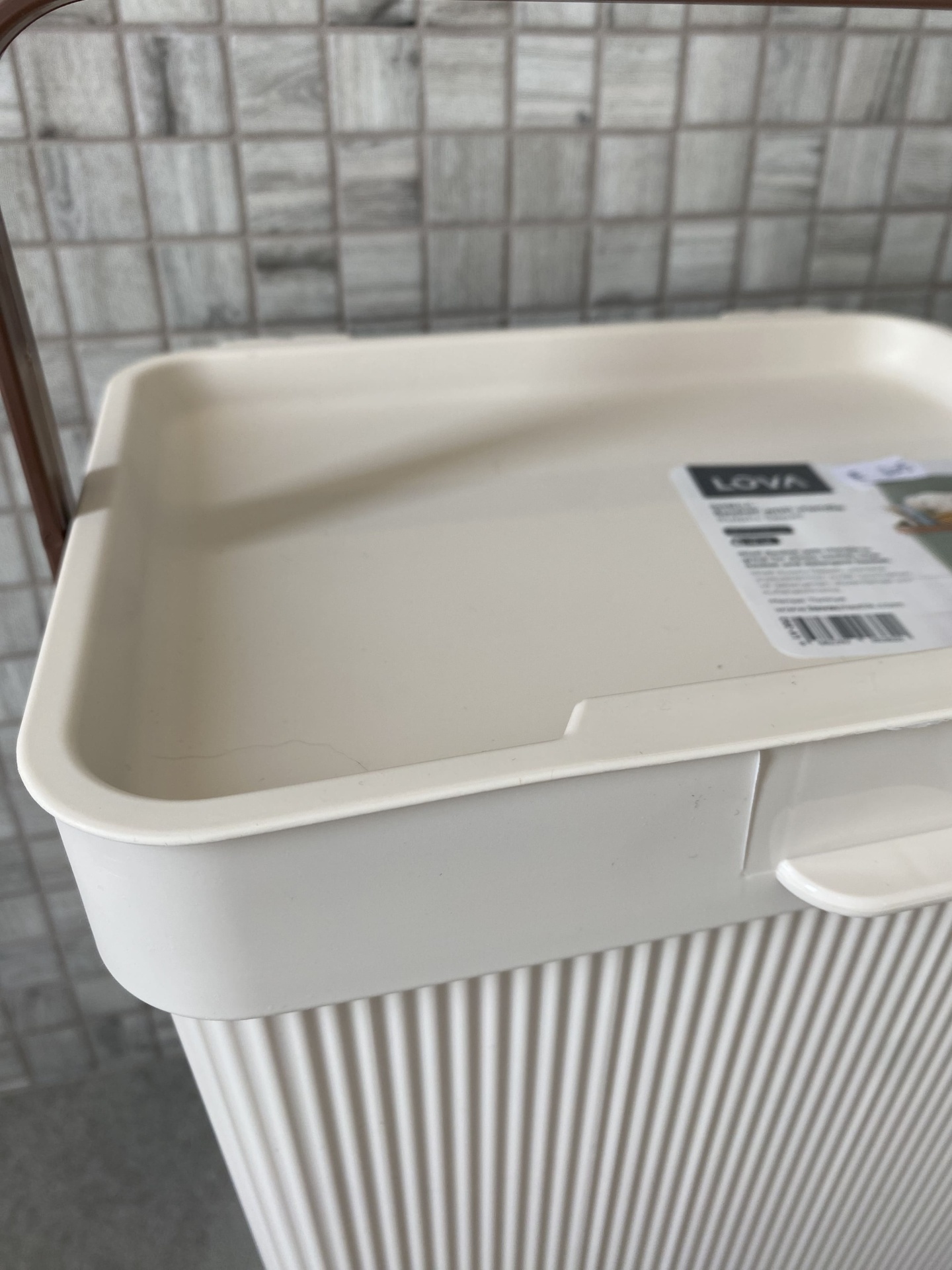 Contentor plástico branco com tampa e corpo riscado com etiqueta e código de barras