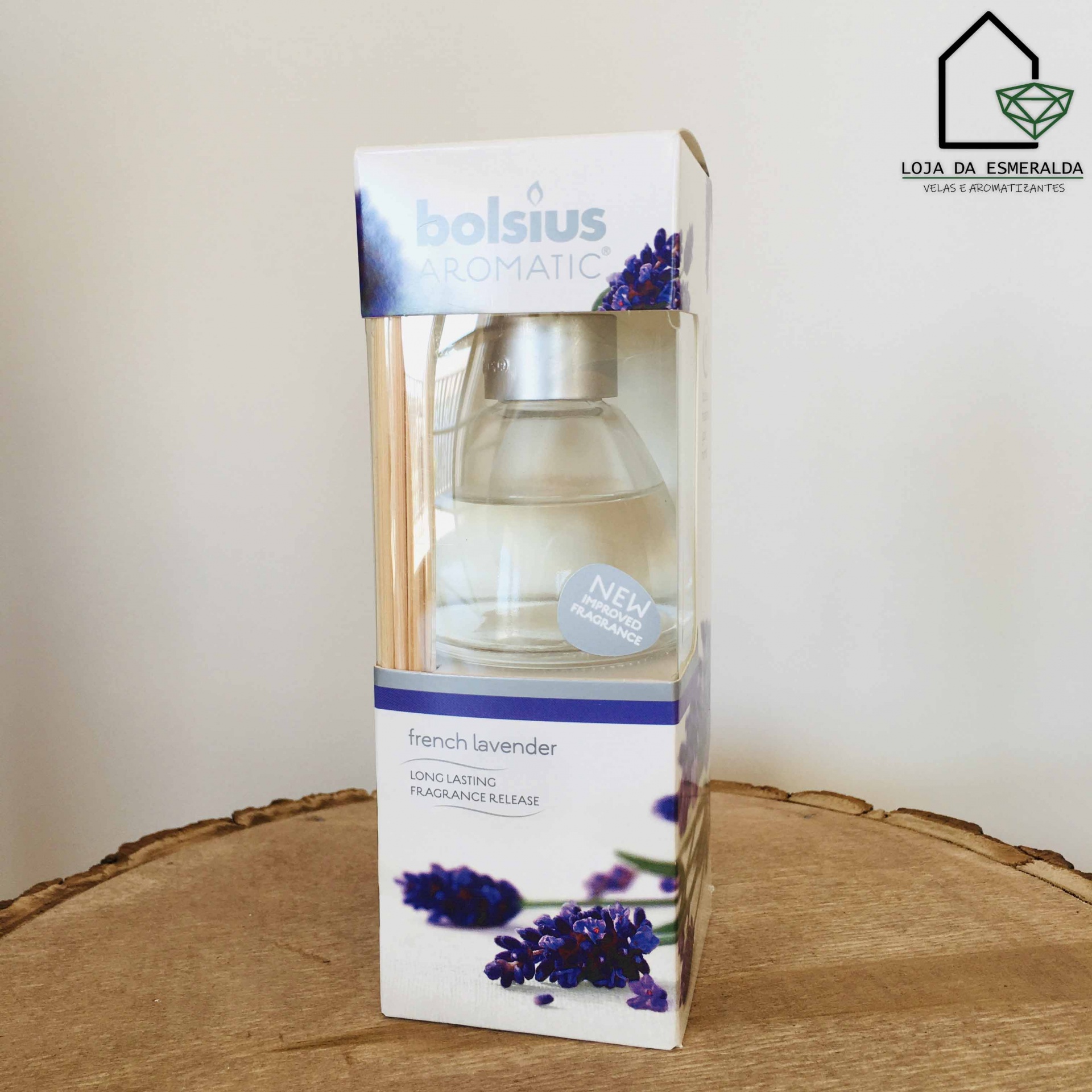 Ambientador Bolsius Aromatic French Lavender em embalagem de plástico e cartão com lavanda, sobre madeira clara.