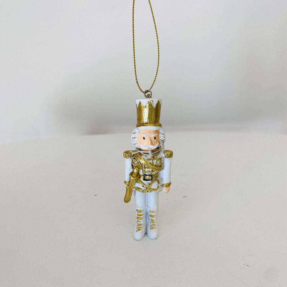 figura decorativa de soldado de chumbo branca e dourada com coroa