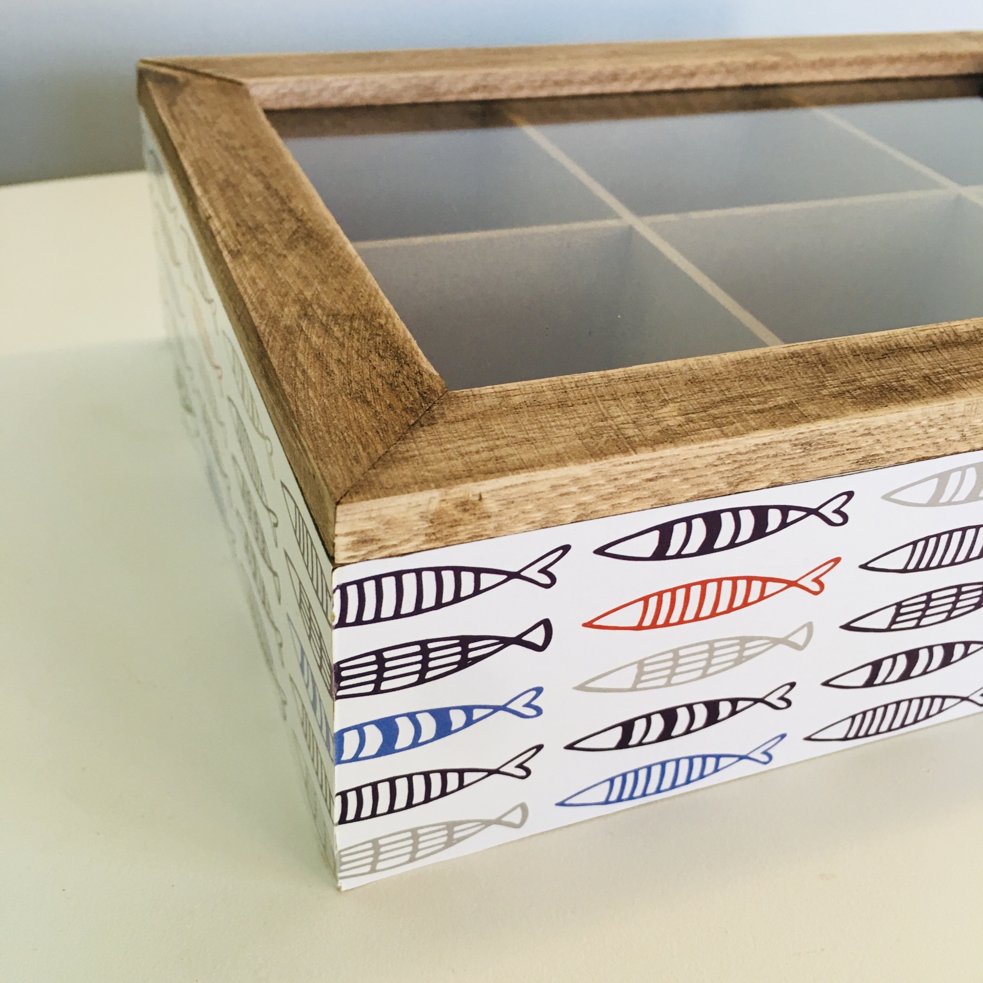 Caixa organizadora de madeira com tampa de vidro e padrão de peixes coloridos