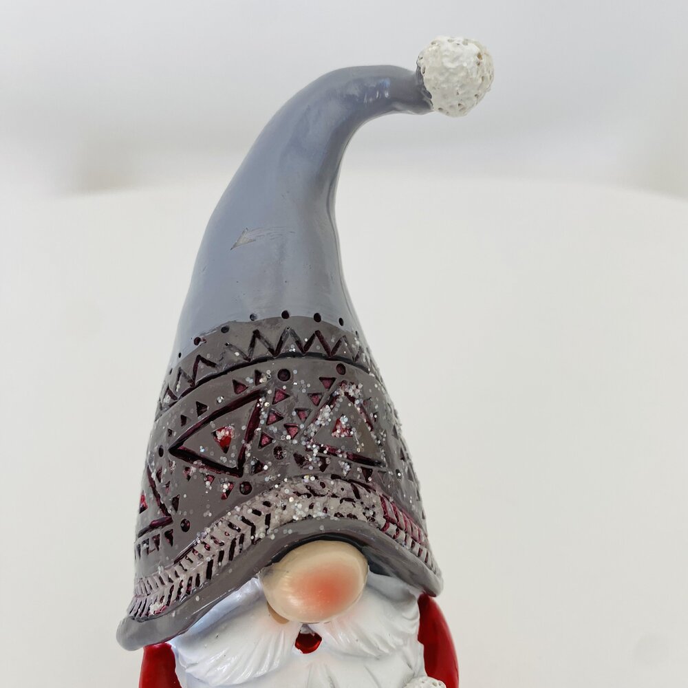 Boneco de duende natalício com chapéu cinzento textured e detalhes vermelhos