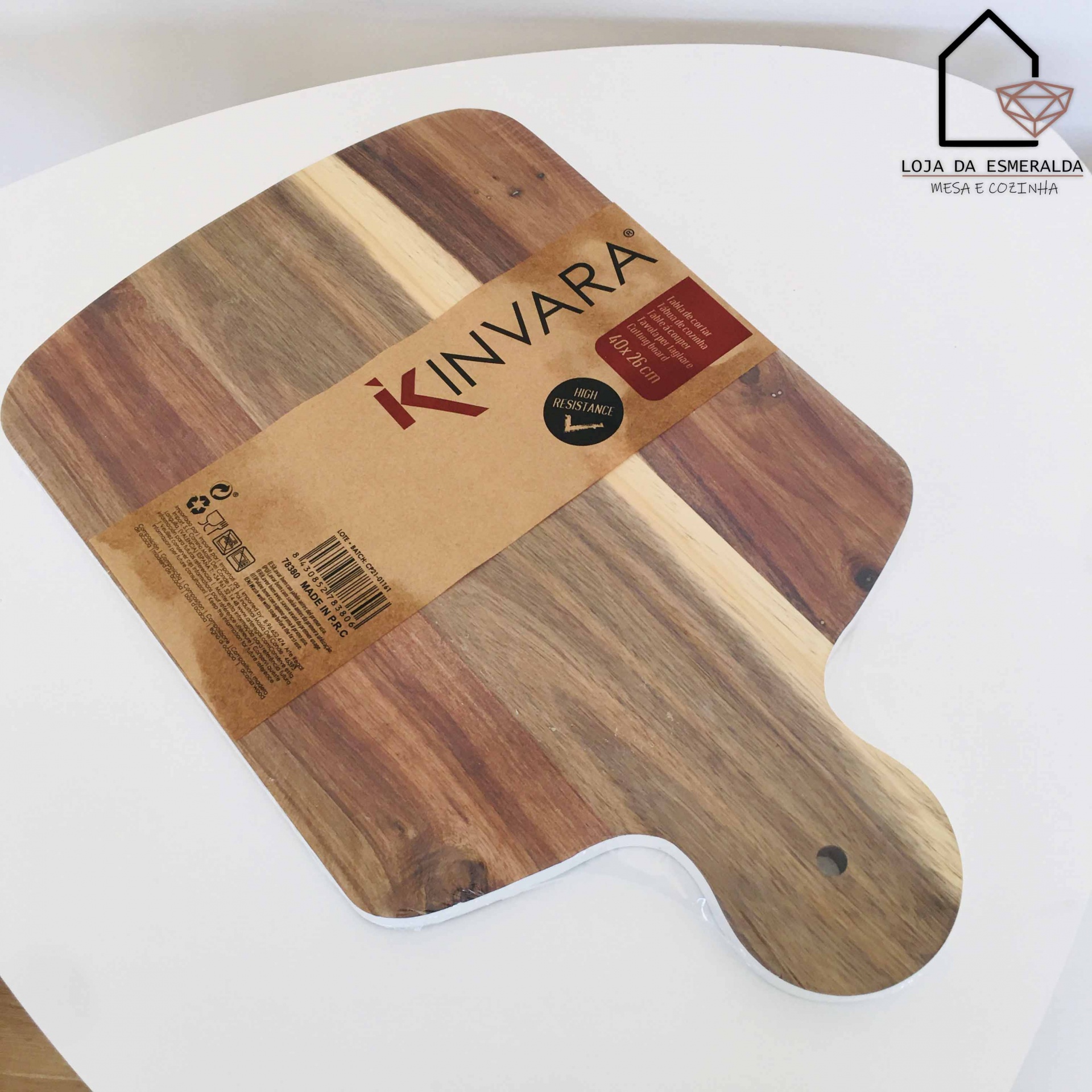 Tabua de cortar madeira com etiqueta KINVARA sobre mesa branca