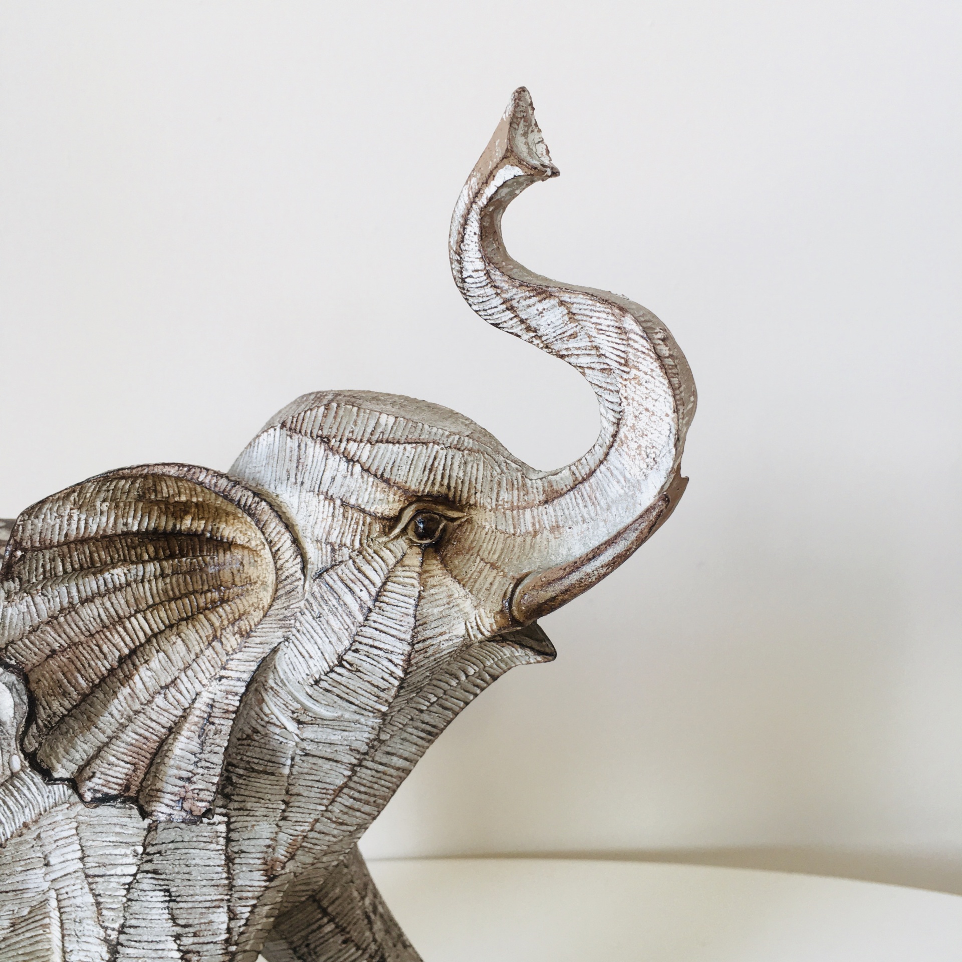 Estátua decorativa em madeira de elefante com tromba levantada