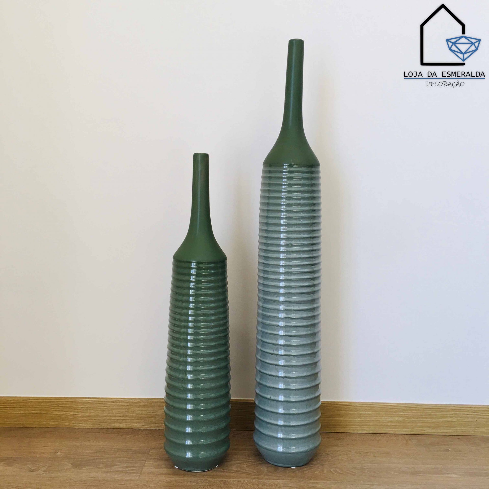 Dois vasos cerâmicos verdes texturizados em chão de madeira