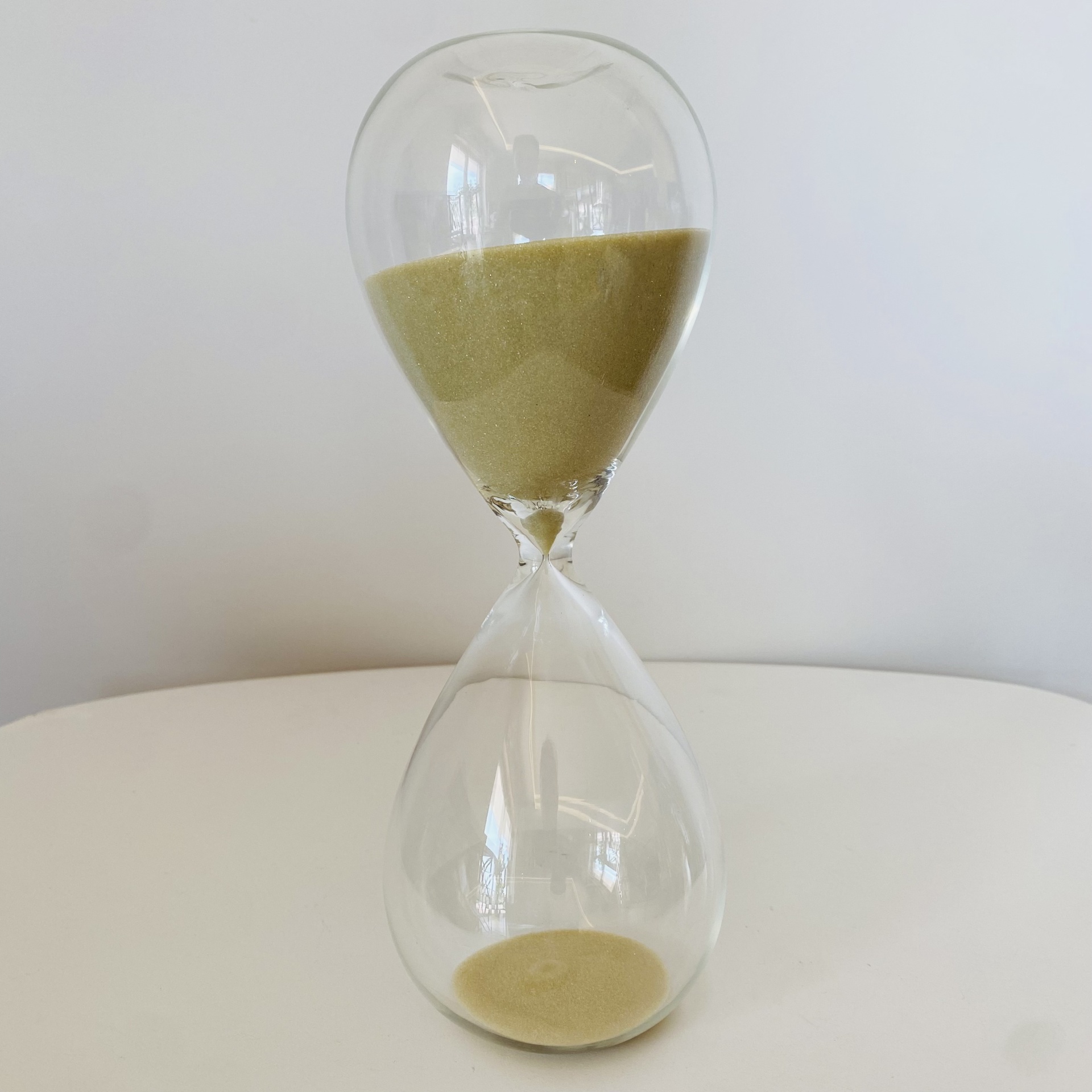 Ampulheta de vidro transparente com areia amarela