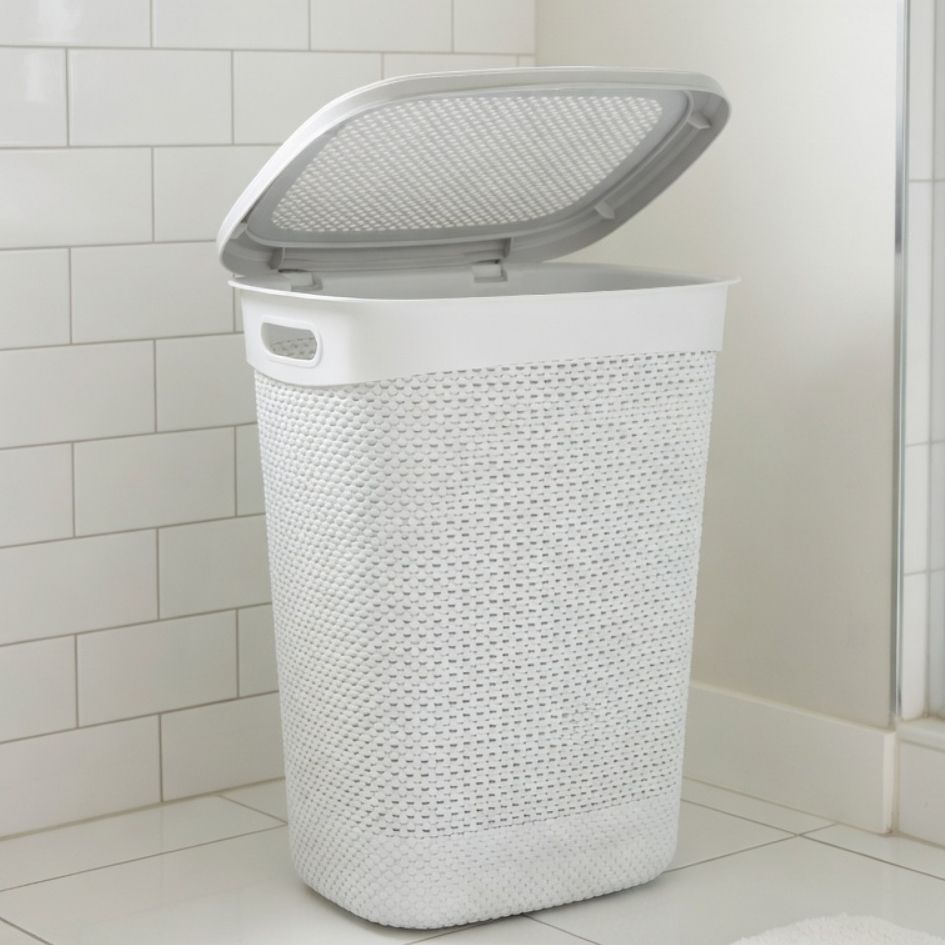 Cesto de roupa branco com tampa aberta e textura tipo tecido trançado em casa de banho