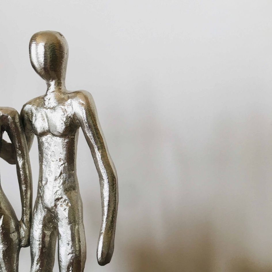 Estatueta metálica prateada abstrata de figura humana