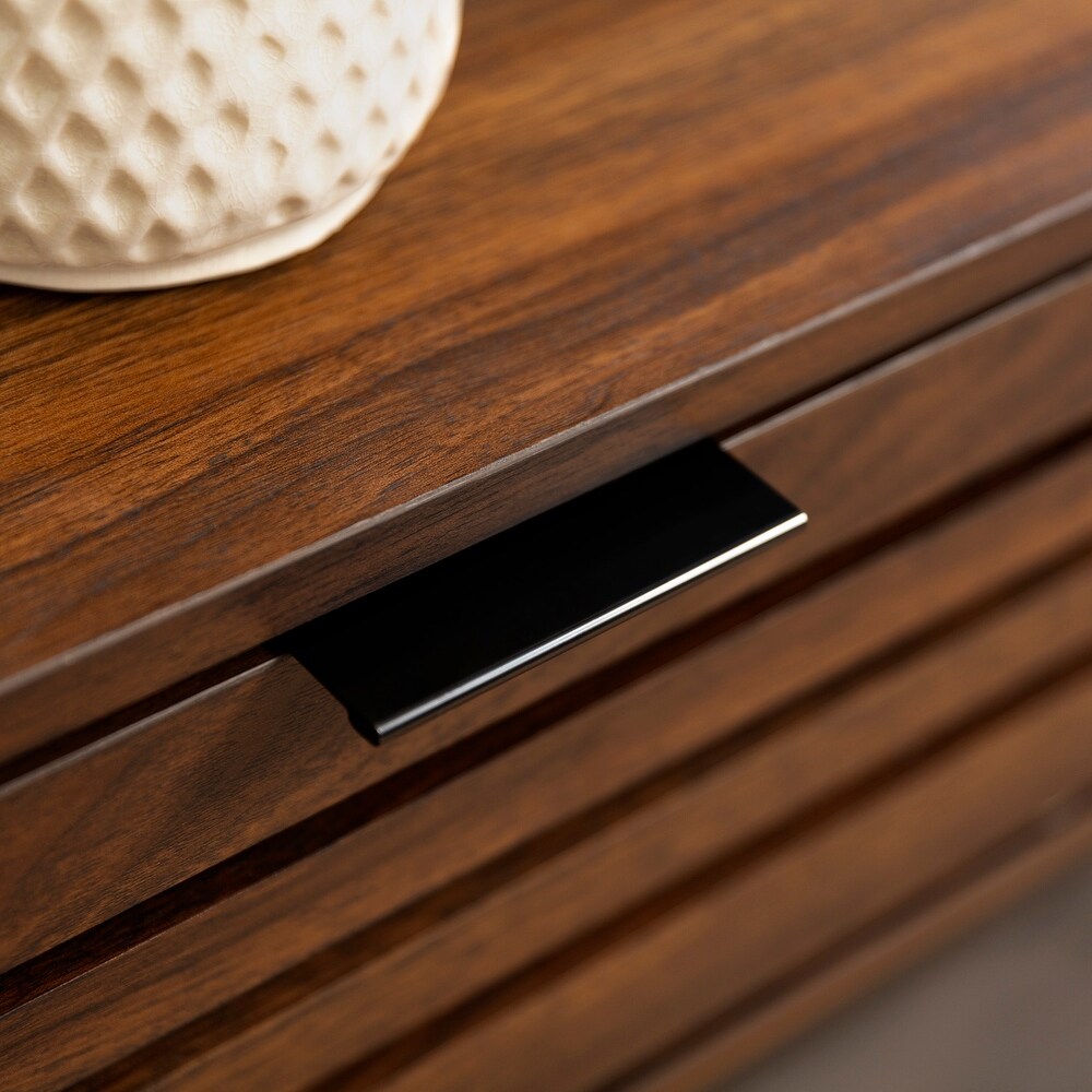 Gaveta de madeira com puxador metálico preto e vaso branco texturizado