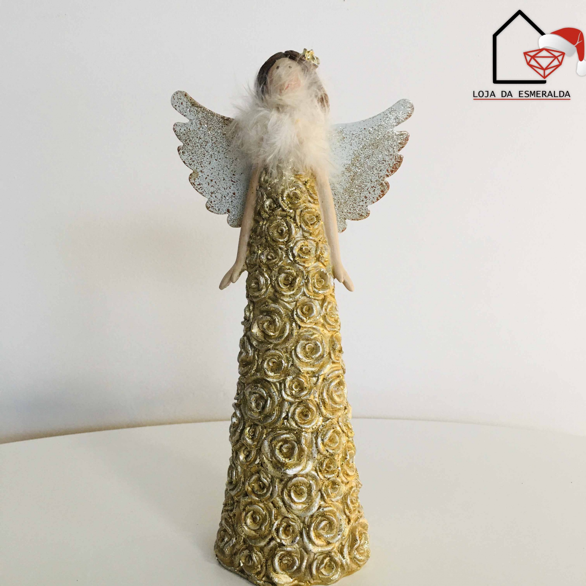 Estátua decorativa de anjo dourado com asas e vestido de rosas sobre fundo branco
