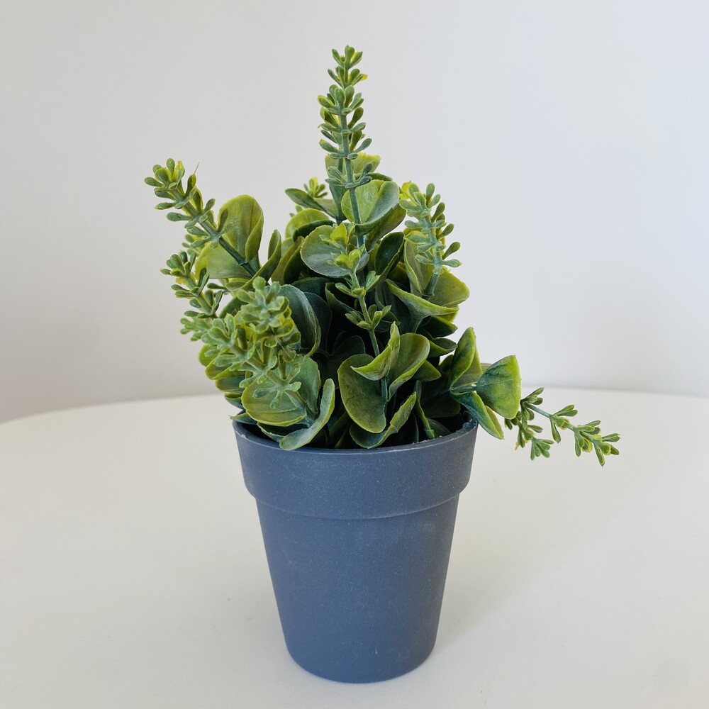 Vaso cinzento escuro com planta artificial verde