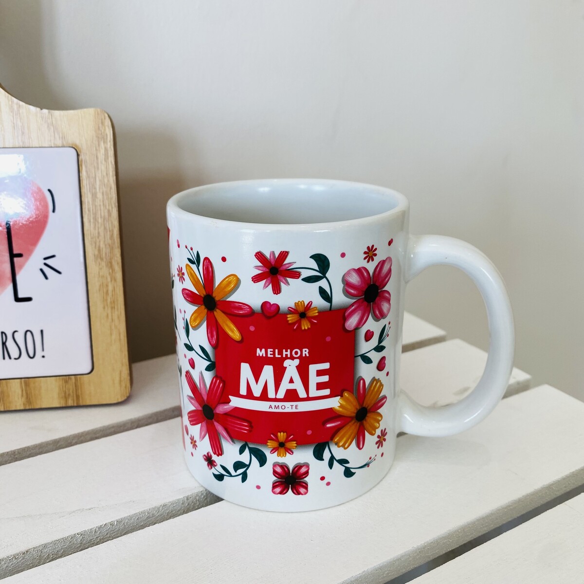 Caneca branca com flores e texto para melhor mãe num fundo branco