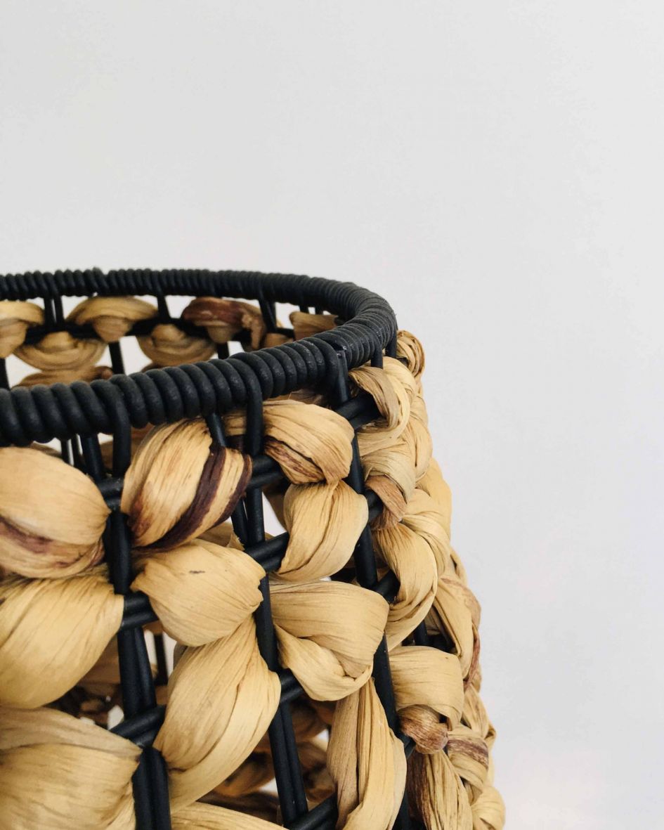 Cesto trançado em fibra natural com armação preta