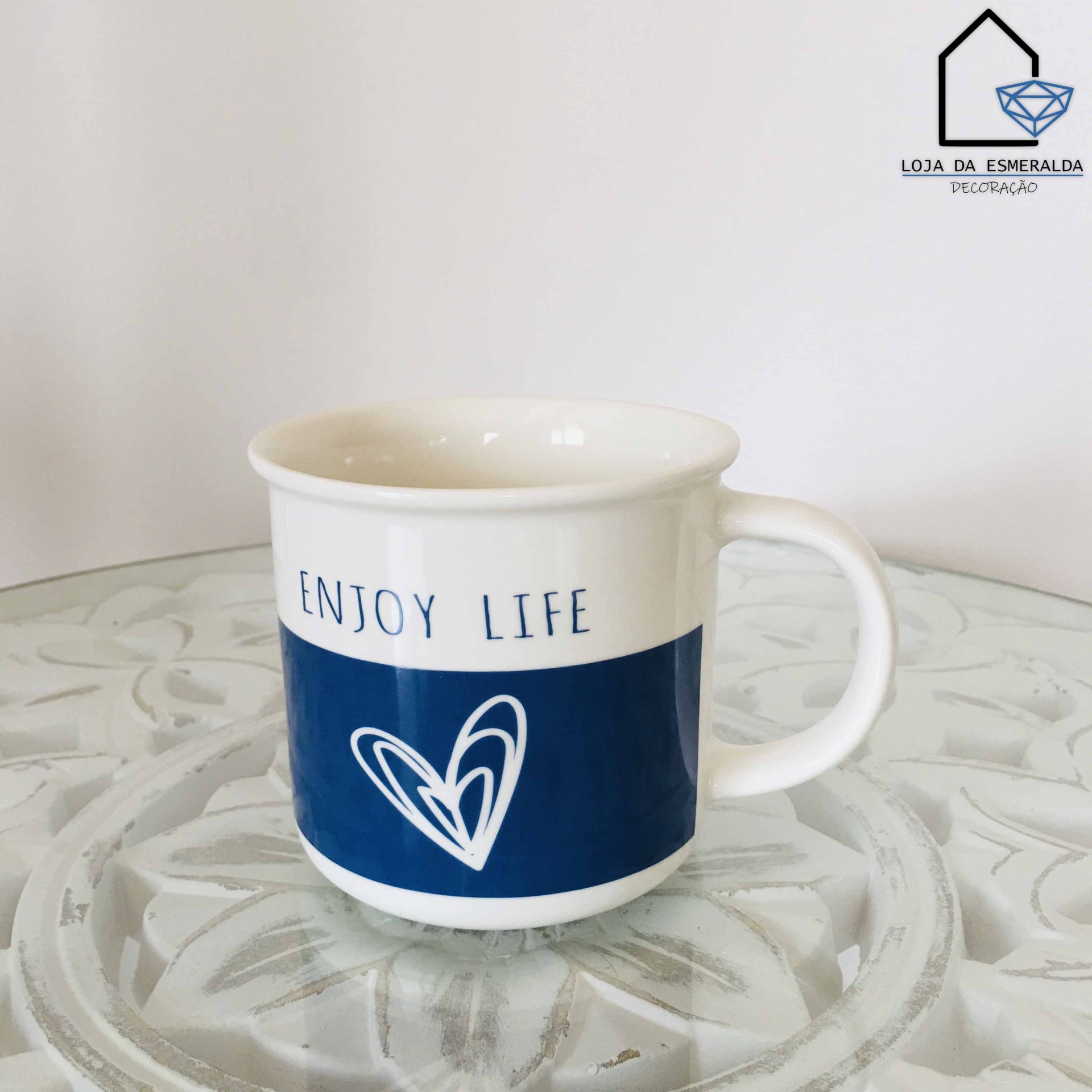 Caneca branca com faixa azul e texto 'ENJOY LIFE'