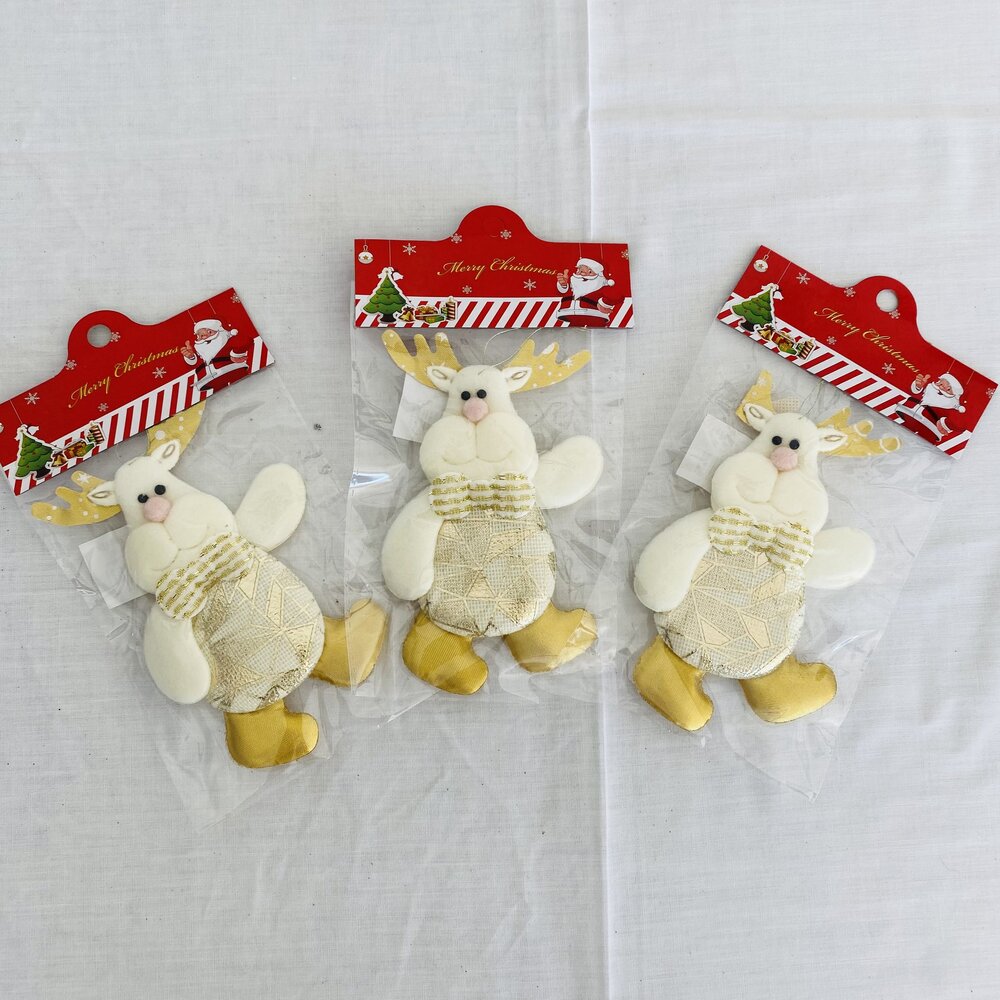Três bonecos de rena de tecido embalada com etiquetas vermelhas de Natal