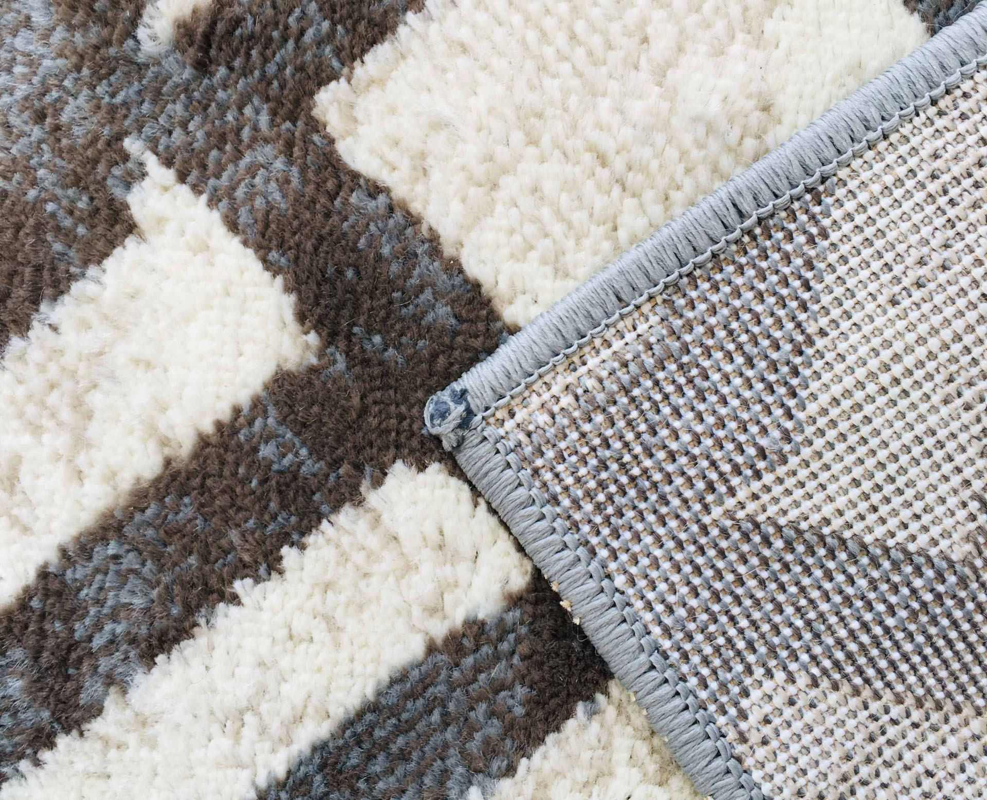 tapete interior padrão geométrico creme castanho cinza textura felpuda verso antiderrapante