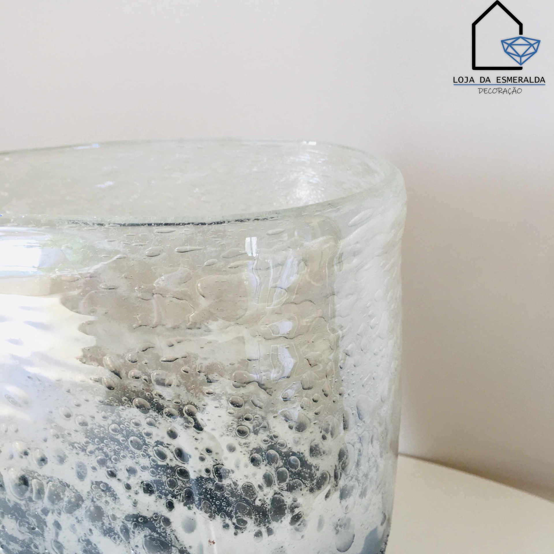Vaso de vidro transparente com textura bolha sobre superfície branca