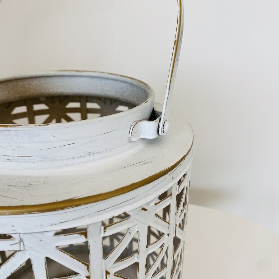 Lanterna decorativa metálica branca com padrão geométrico.