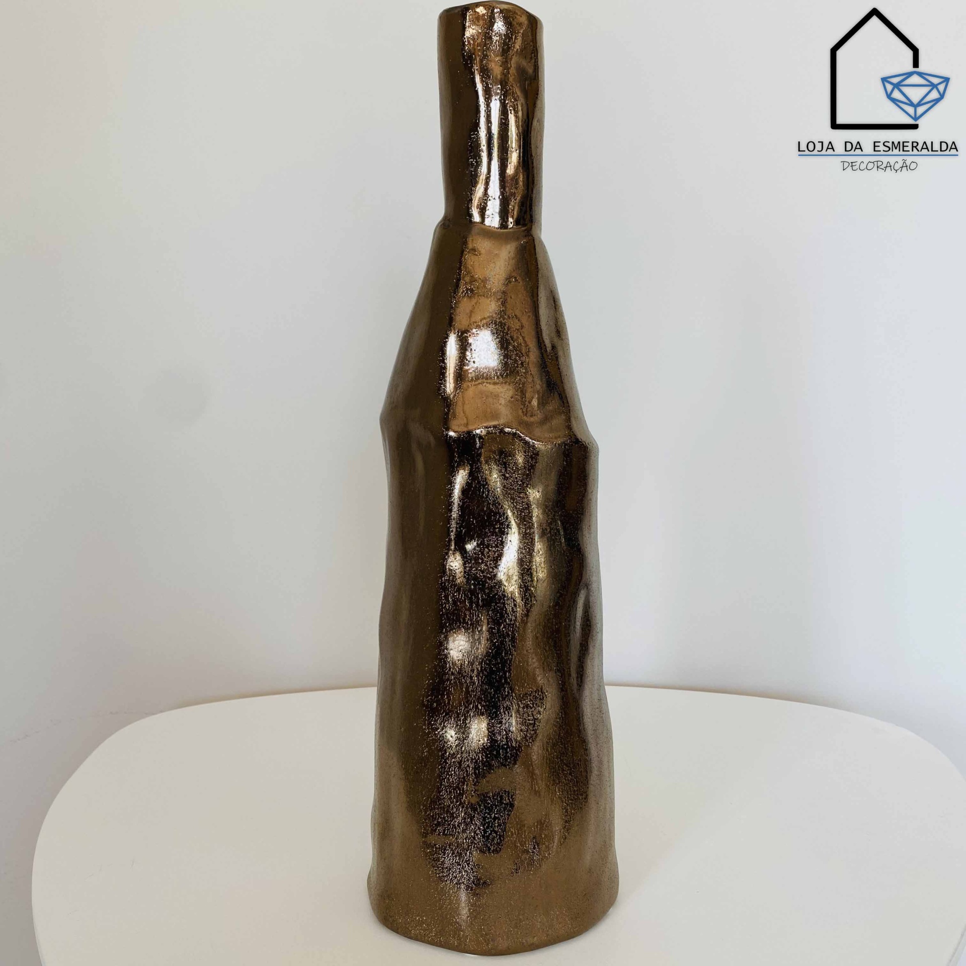 Vaso decorativo alto cerâmico castanho metálico brilhante sobre superfície branca