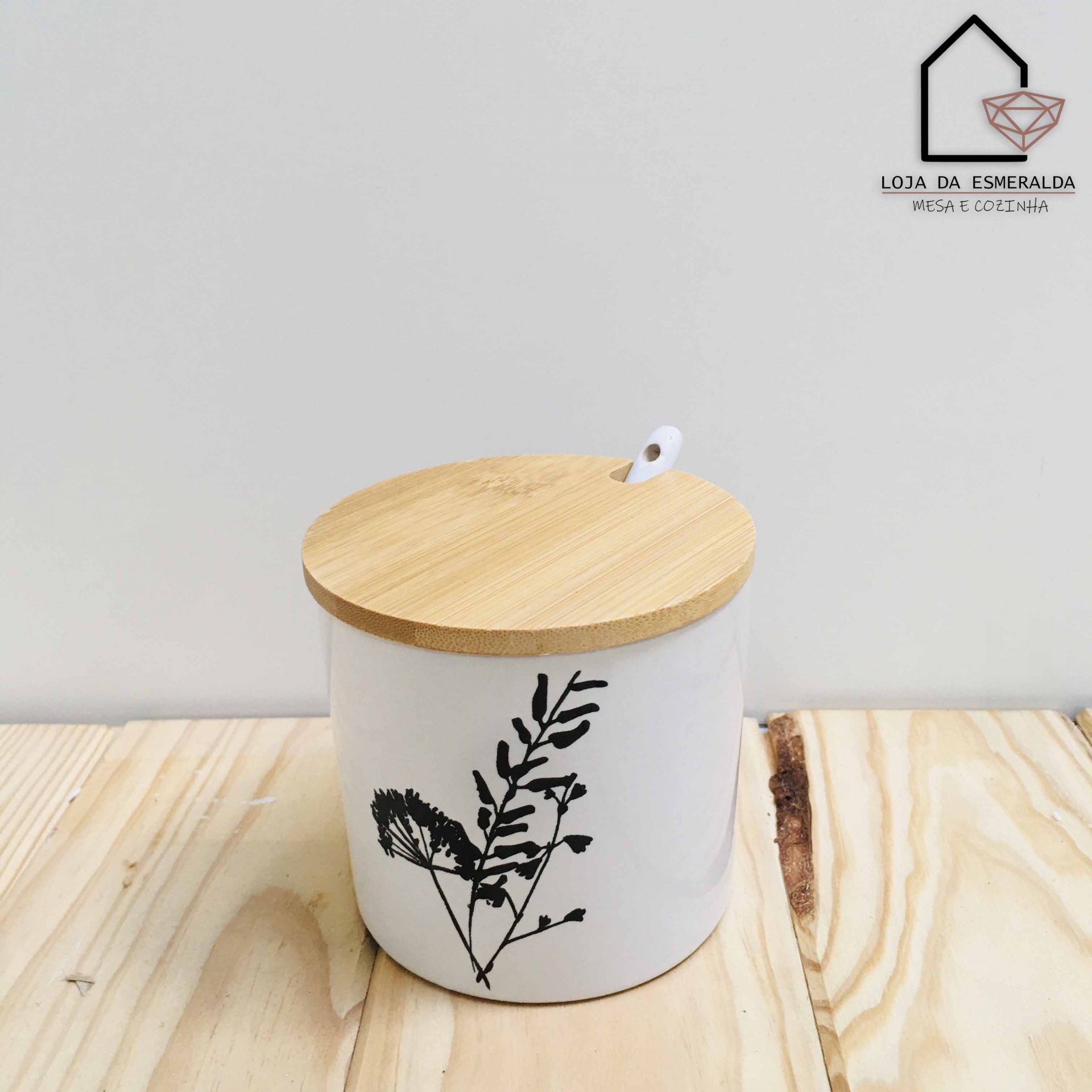 Frasco cerâmico branco com tampa de madeira e desenho de folhas pretas