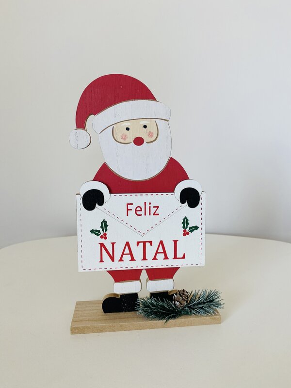 Figura decorativa de Pai Natal em madeira segurando cartão 'Feliz NATAL' com base e raminho de pinheiro