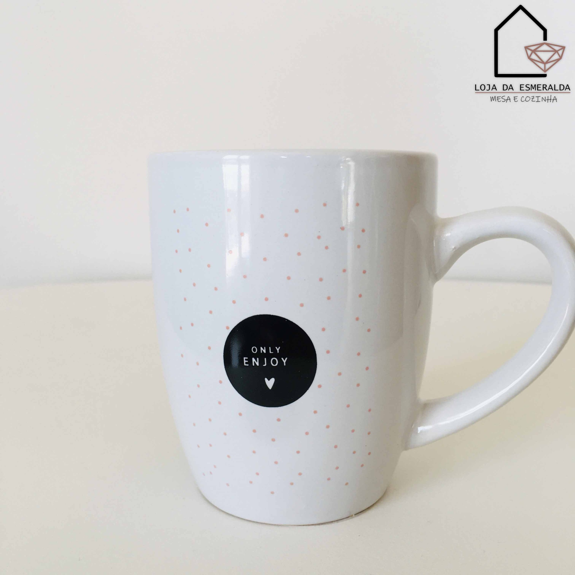 Caneca branca com pontos rosa e texto ONLY ENJOY em círculo preto